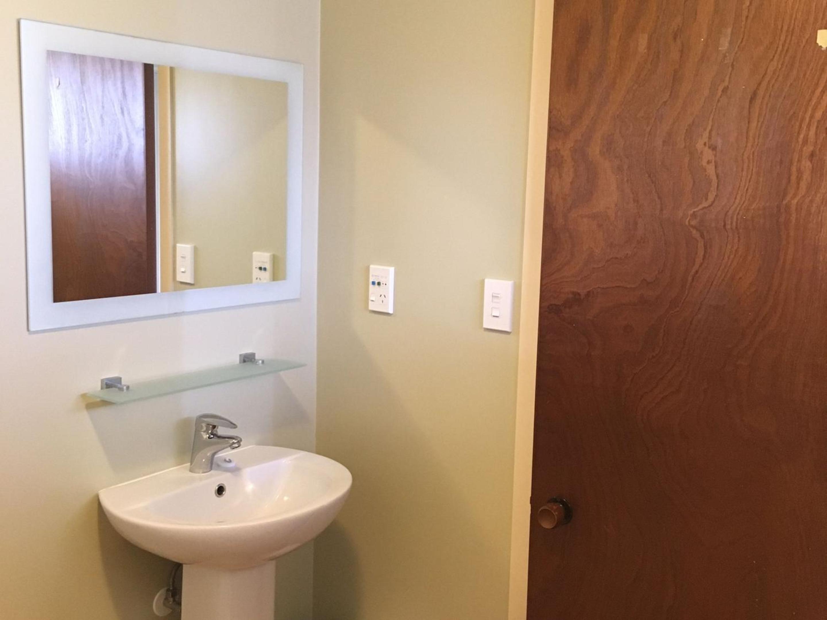 Two-Bedroom Refurbished Apartment - Photo 13