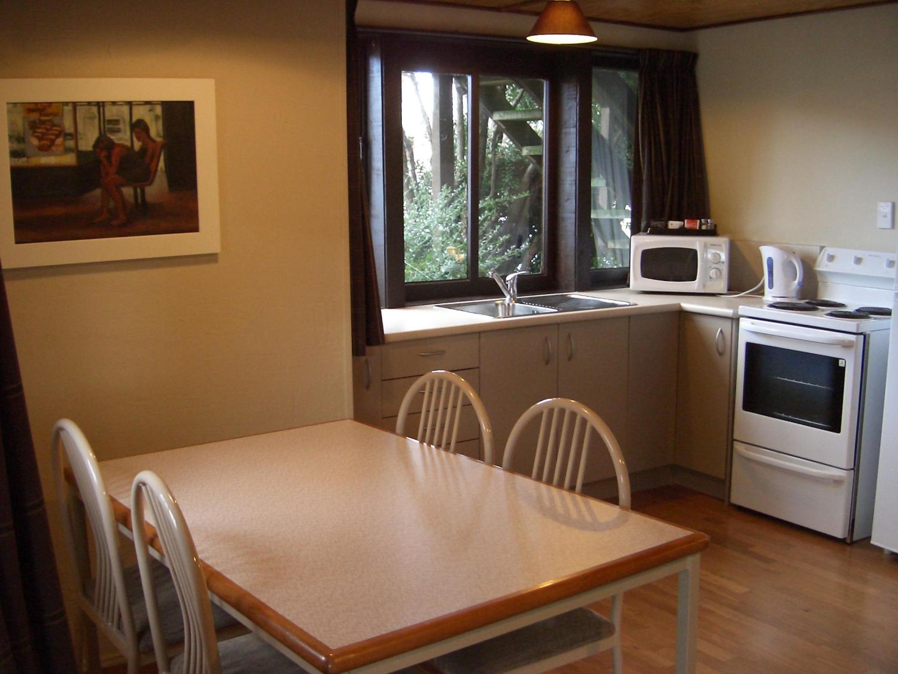 Two-Bedroom Refurbished Apartment - Photo 14