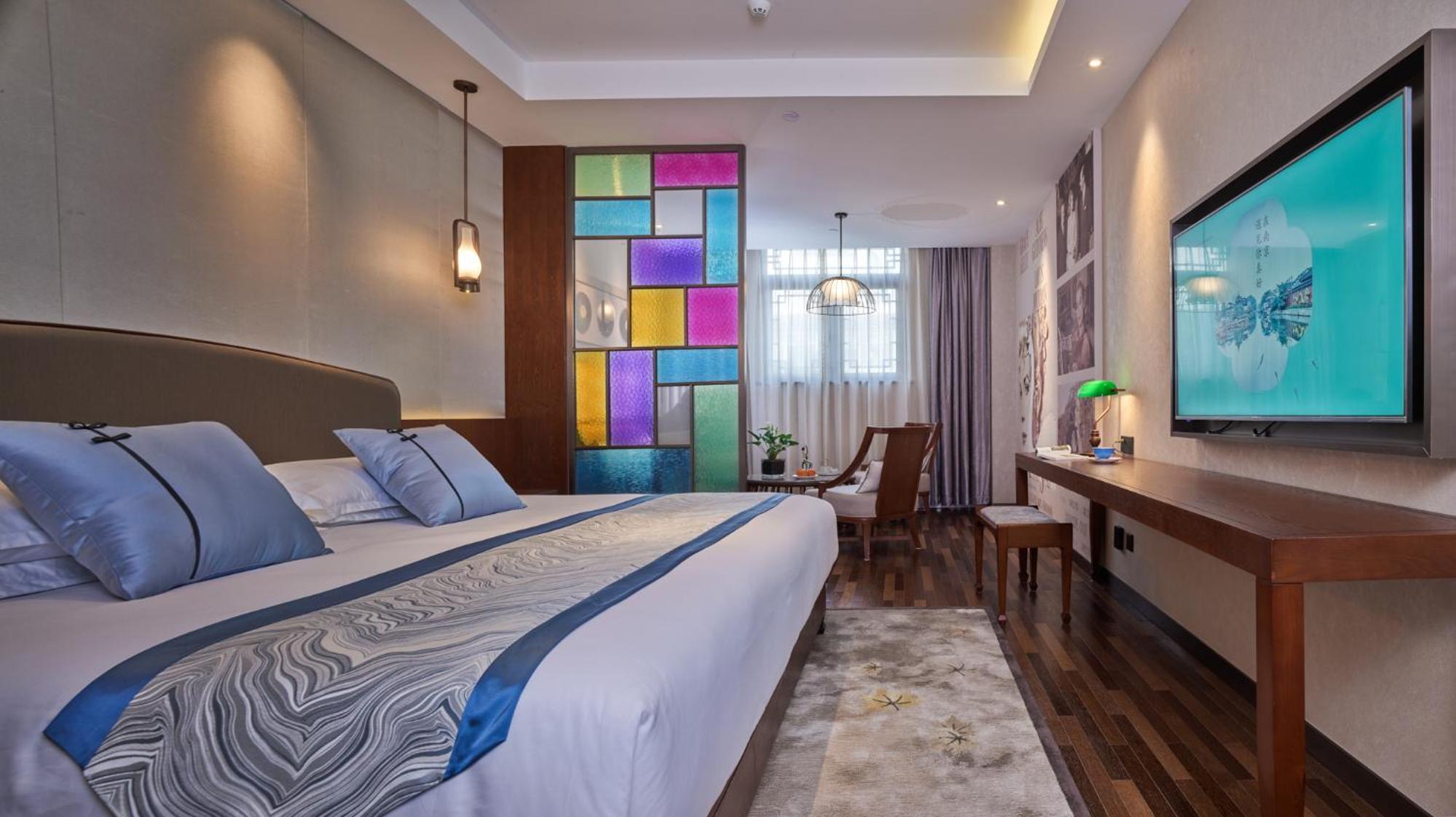 Deluxe King Room - Photo 6