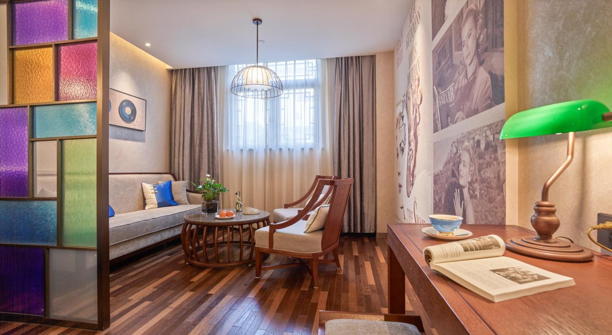 Deluxe King Room - Photo 2
