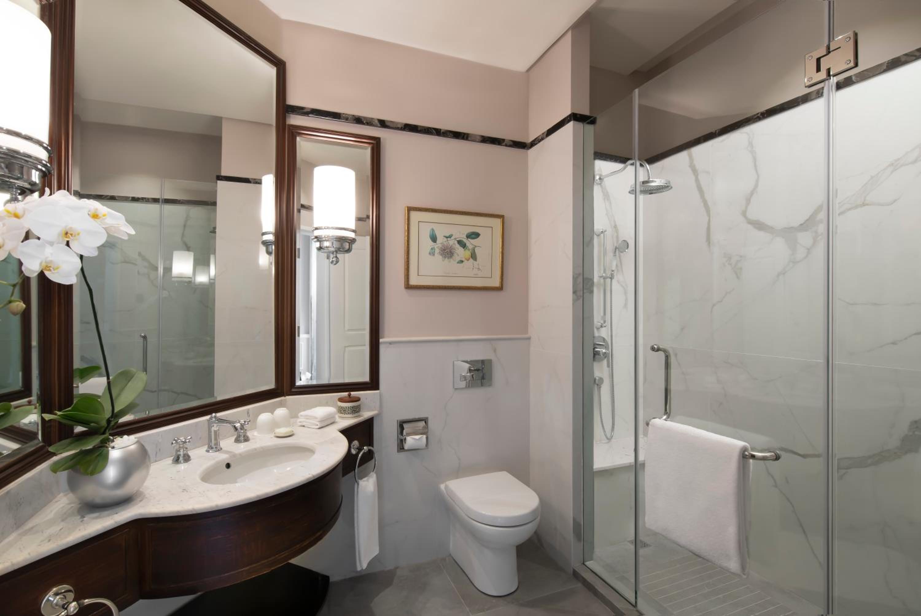Landmark Twin Room with Pool View - Photo 7
