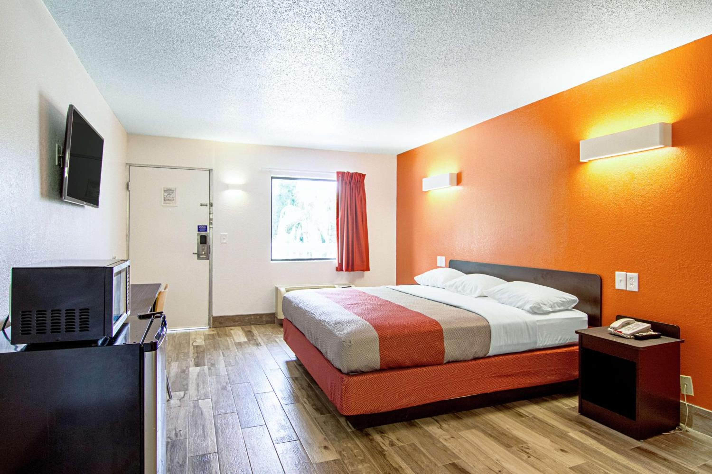 Deluxe King Room - Non-Smoking - Photo 2