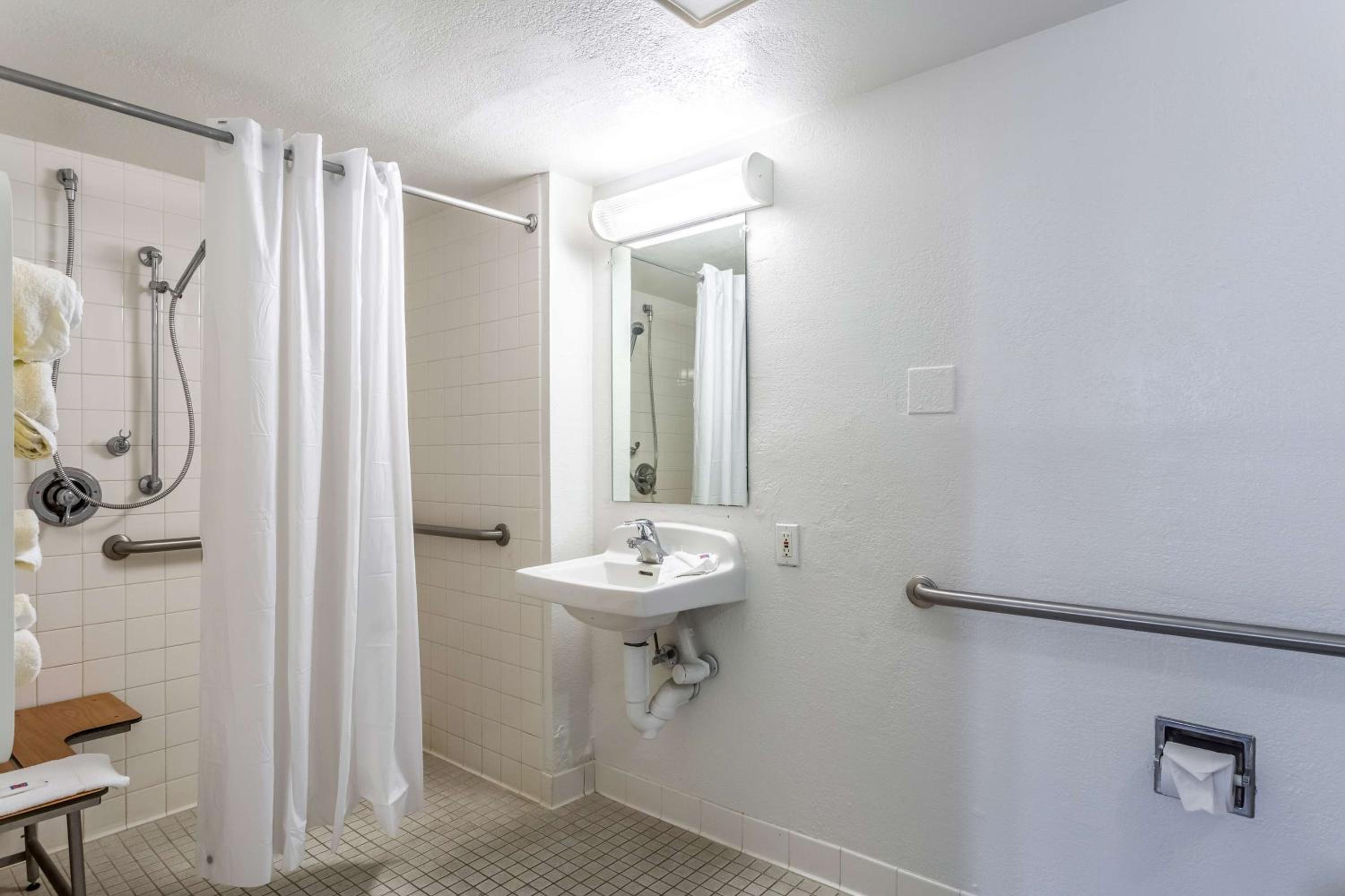 King Room with Roll-in Shower - Disability Access - Non-Smoking photo 2