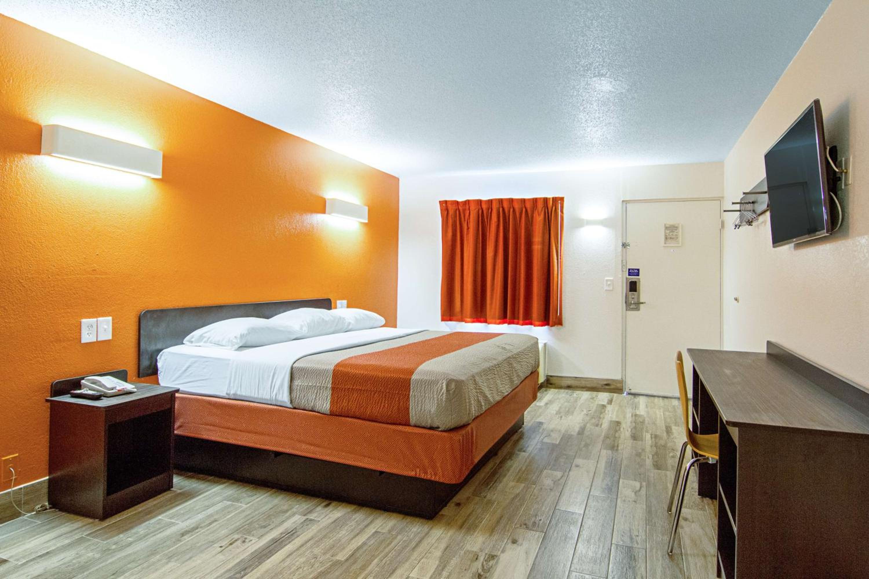 King Room - Non-Smoking - Photo 3
