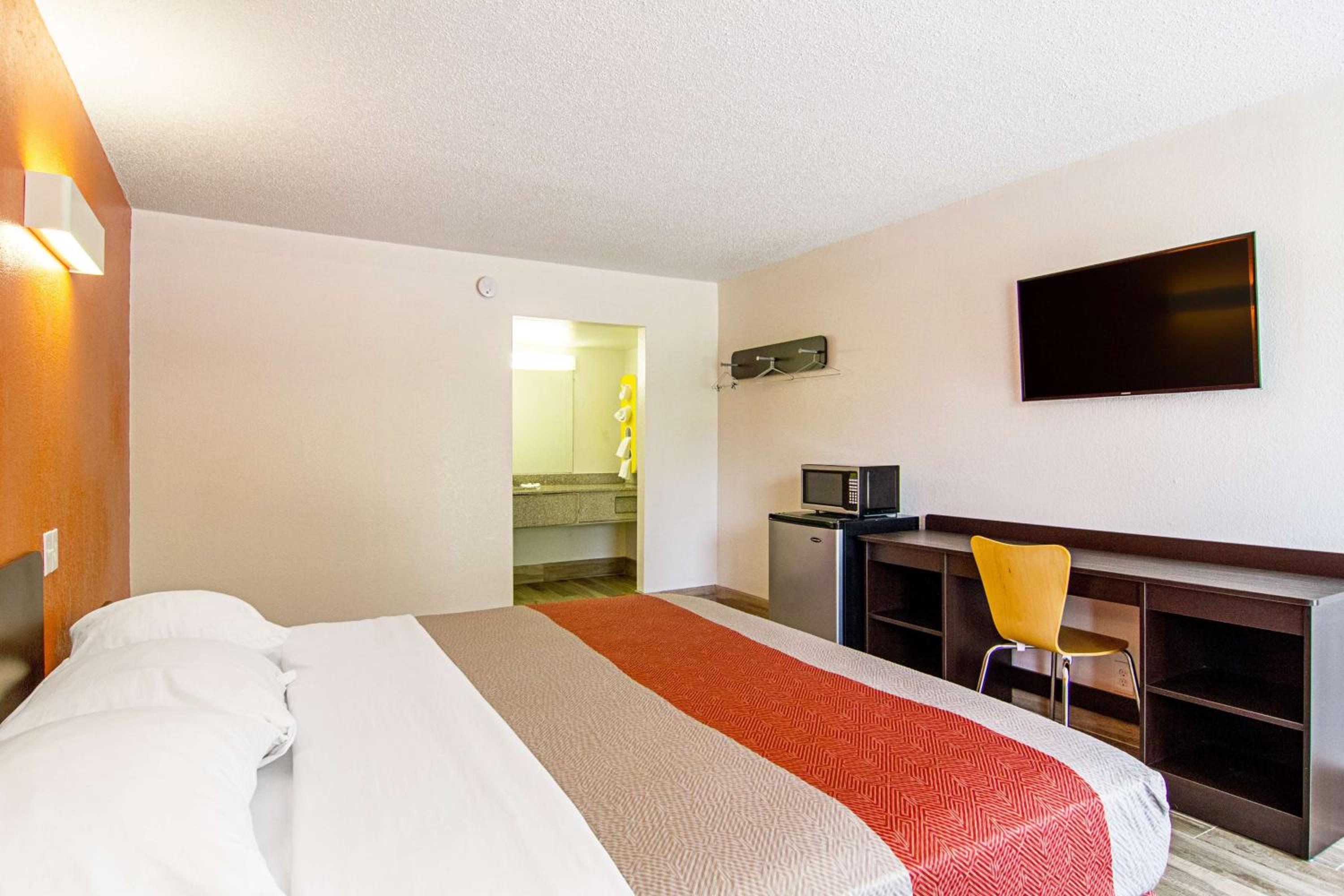 King Room - Non-Smoking - Photo 4