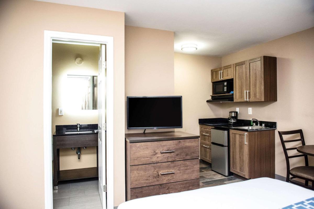 Queen Room with Kitchen - Non-Smoking - Photo 4
