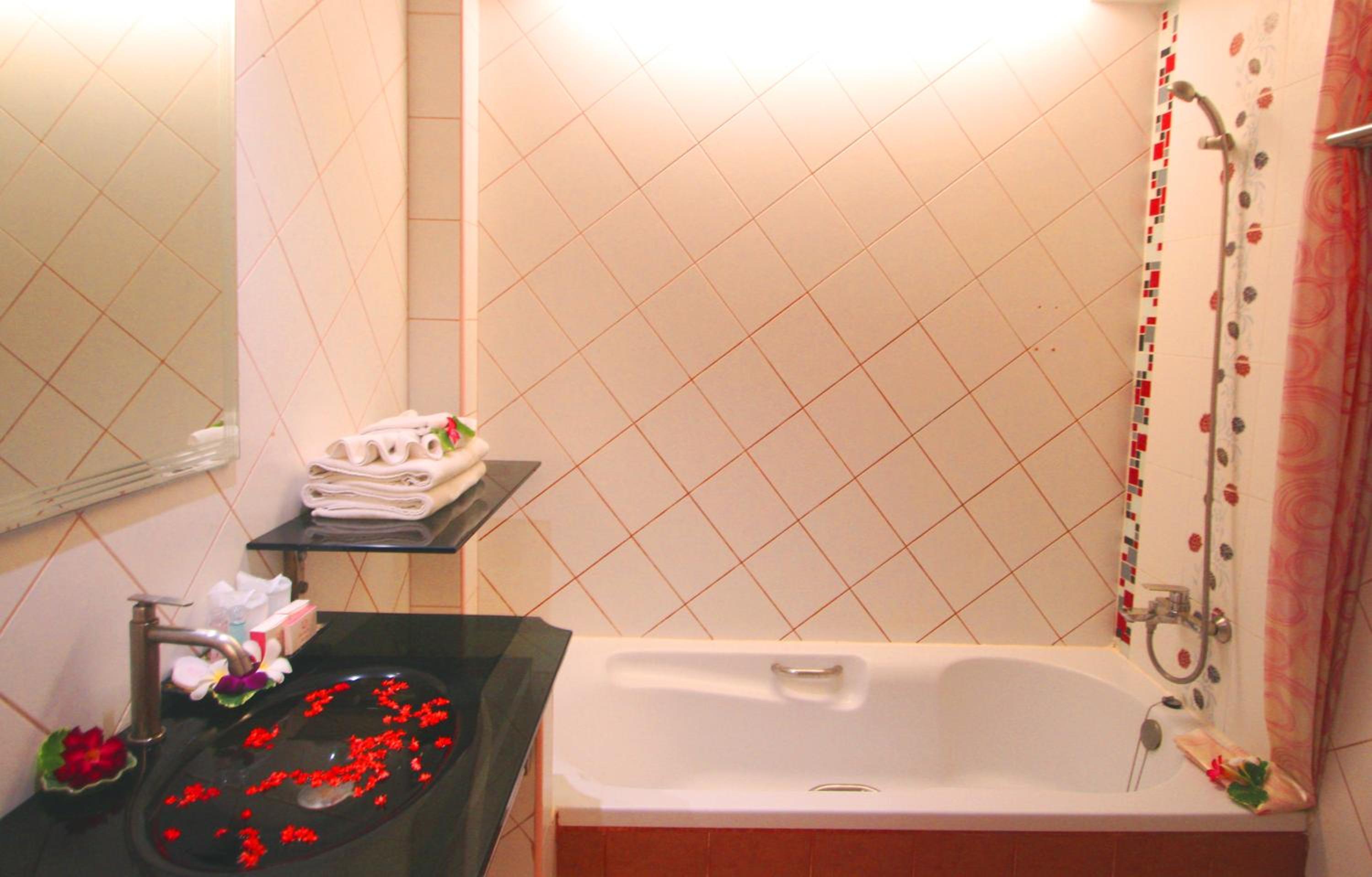 Superior Double or Twin Room with Pool View - Photo 9