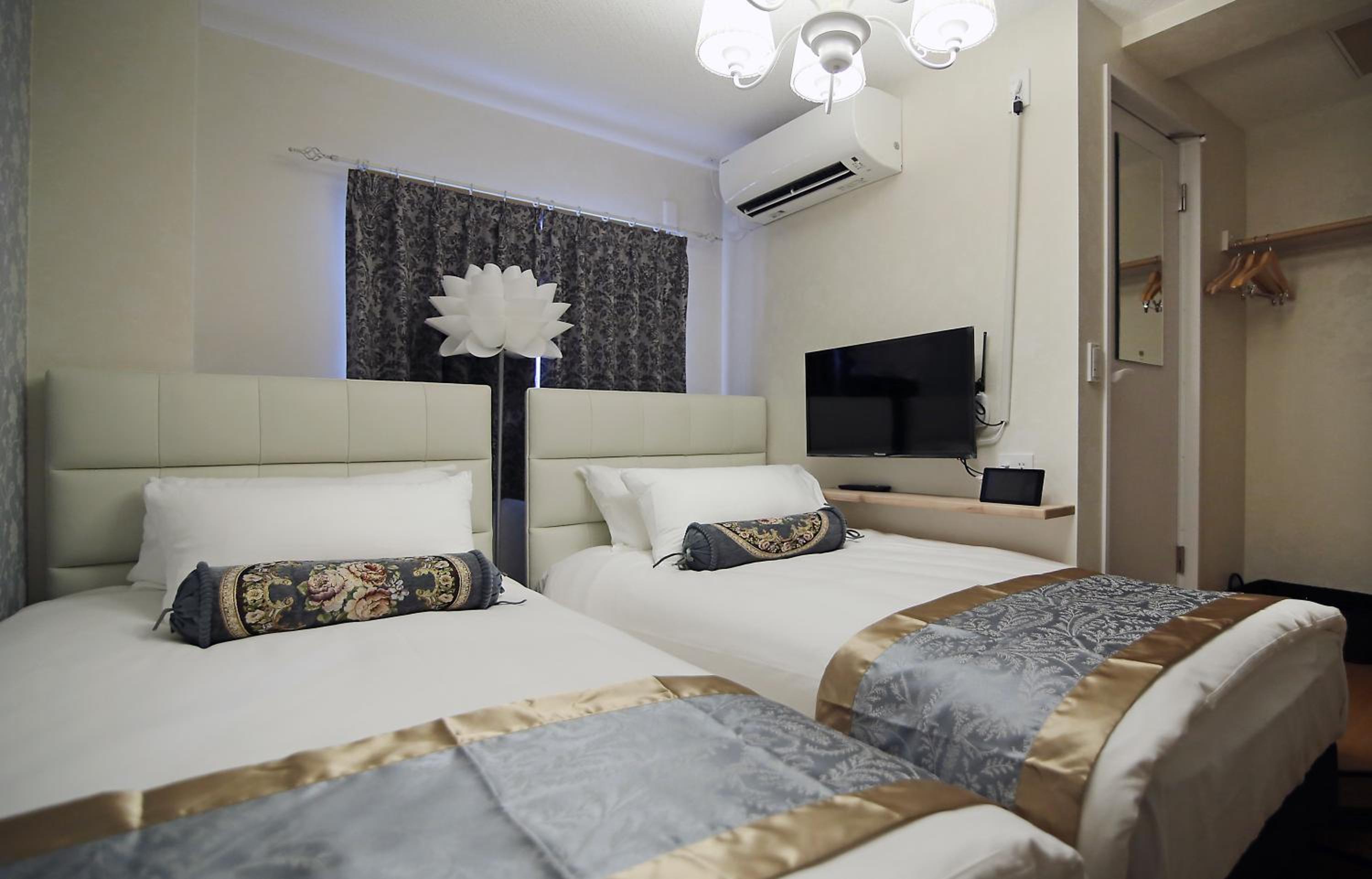 Twin Room with Bath photo 1