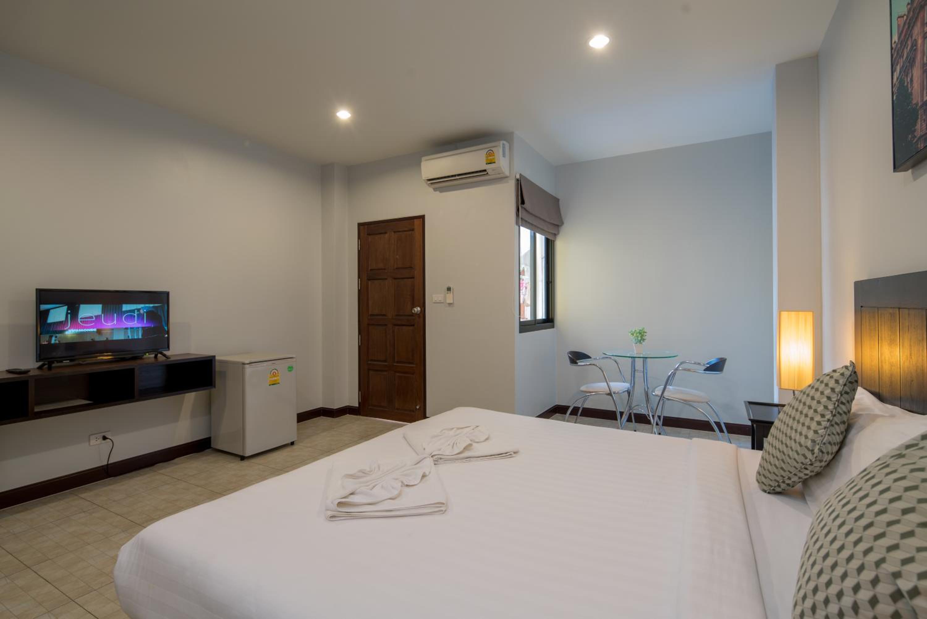 Deluxe Studio Kitchenette - Photo 6