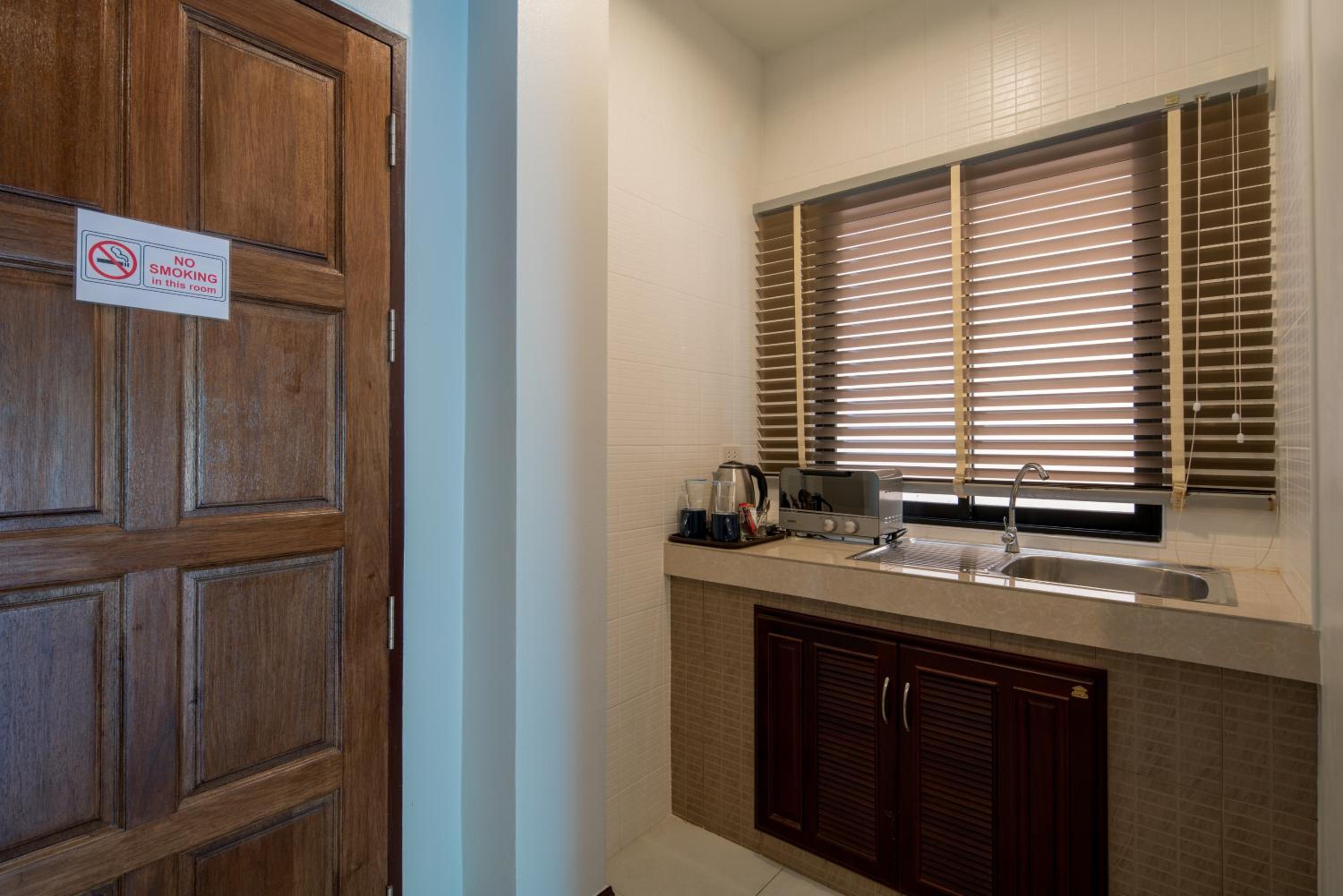 Deluxe 1 Bedroom Apartment - Photo 14