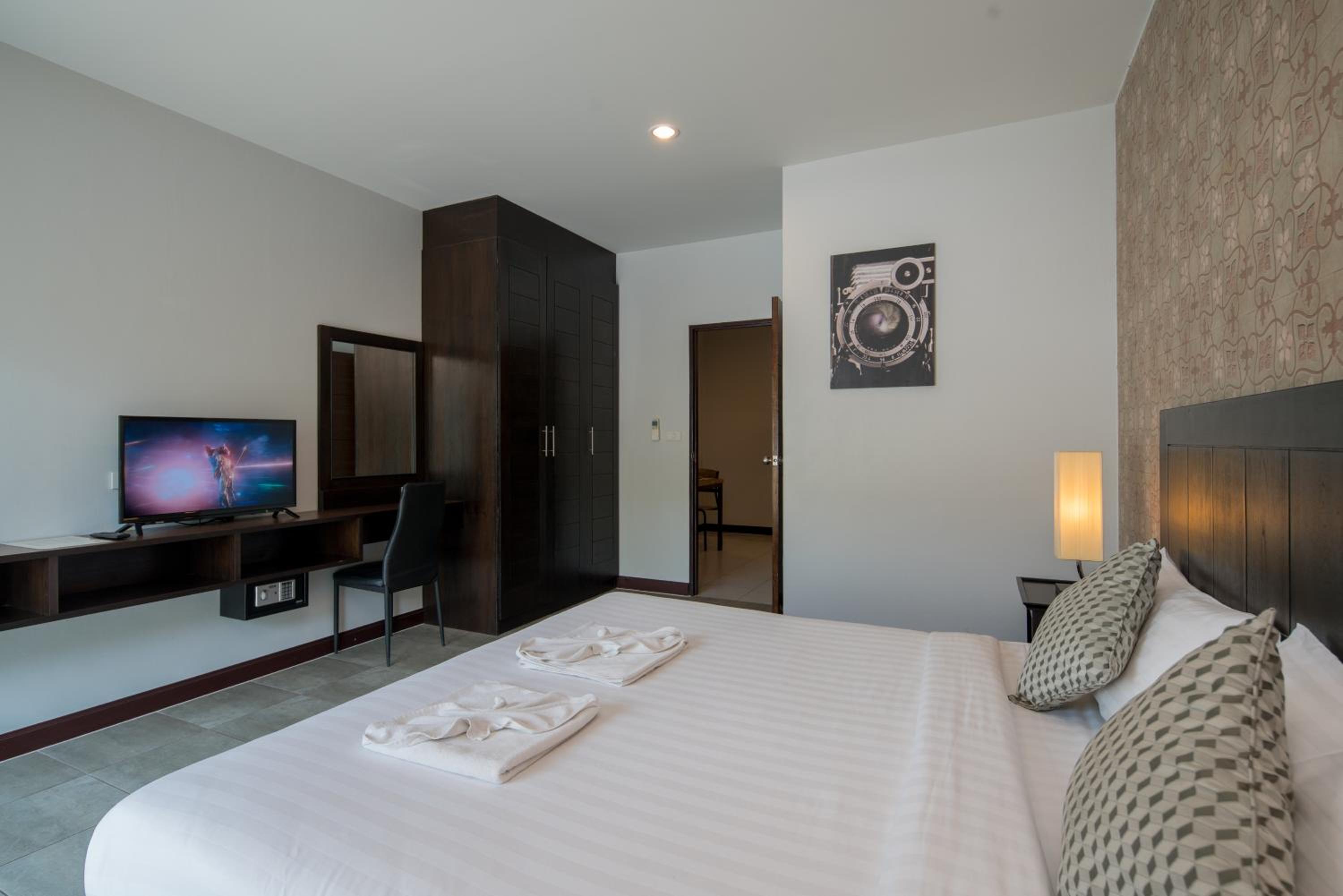 Deluxe 1 Bedroom Apartment - Photo 6