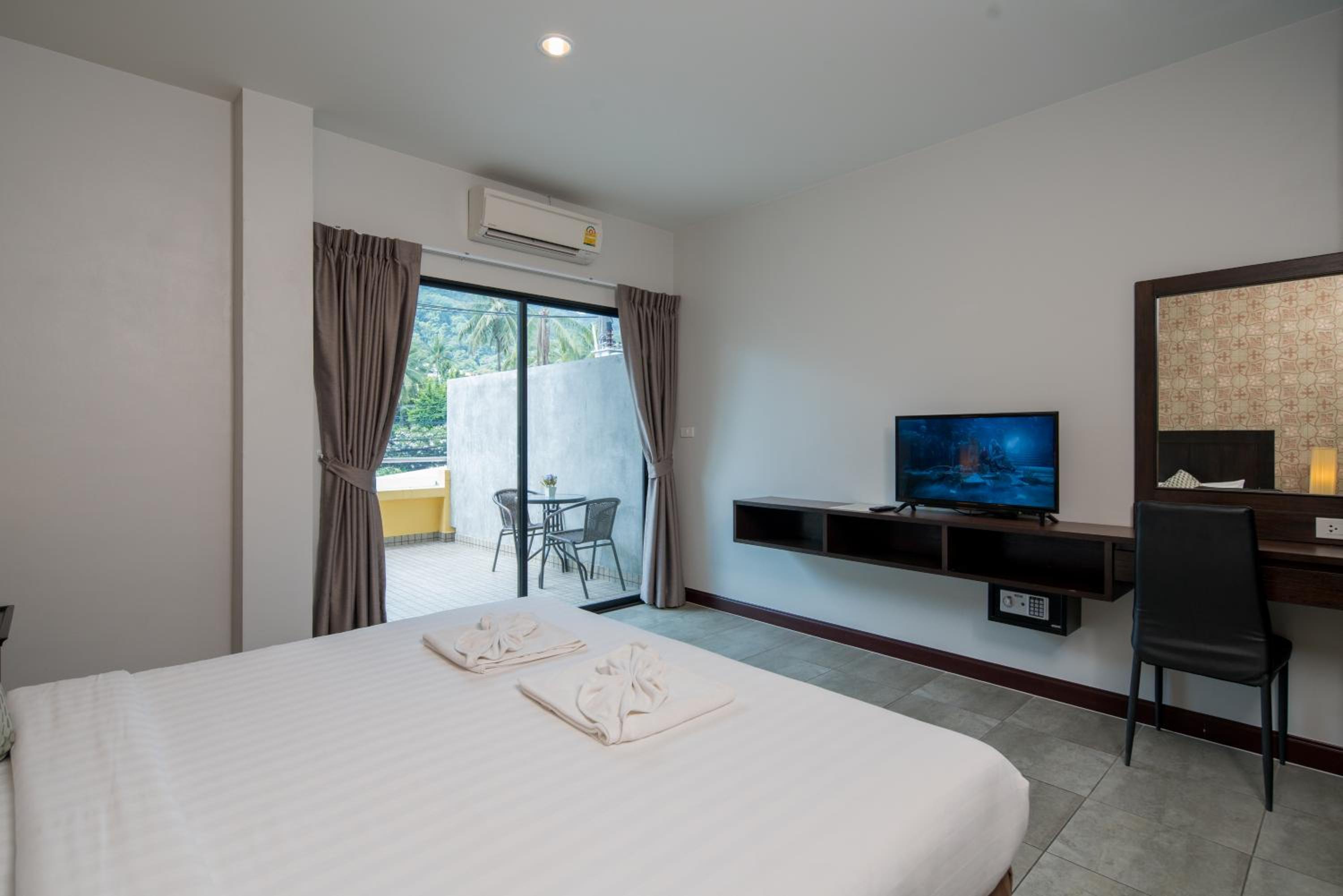 Deluxe 1 Bedroom Apartment - Photo 11