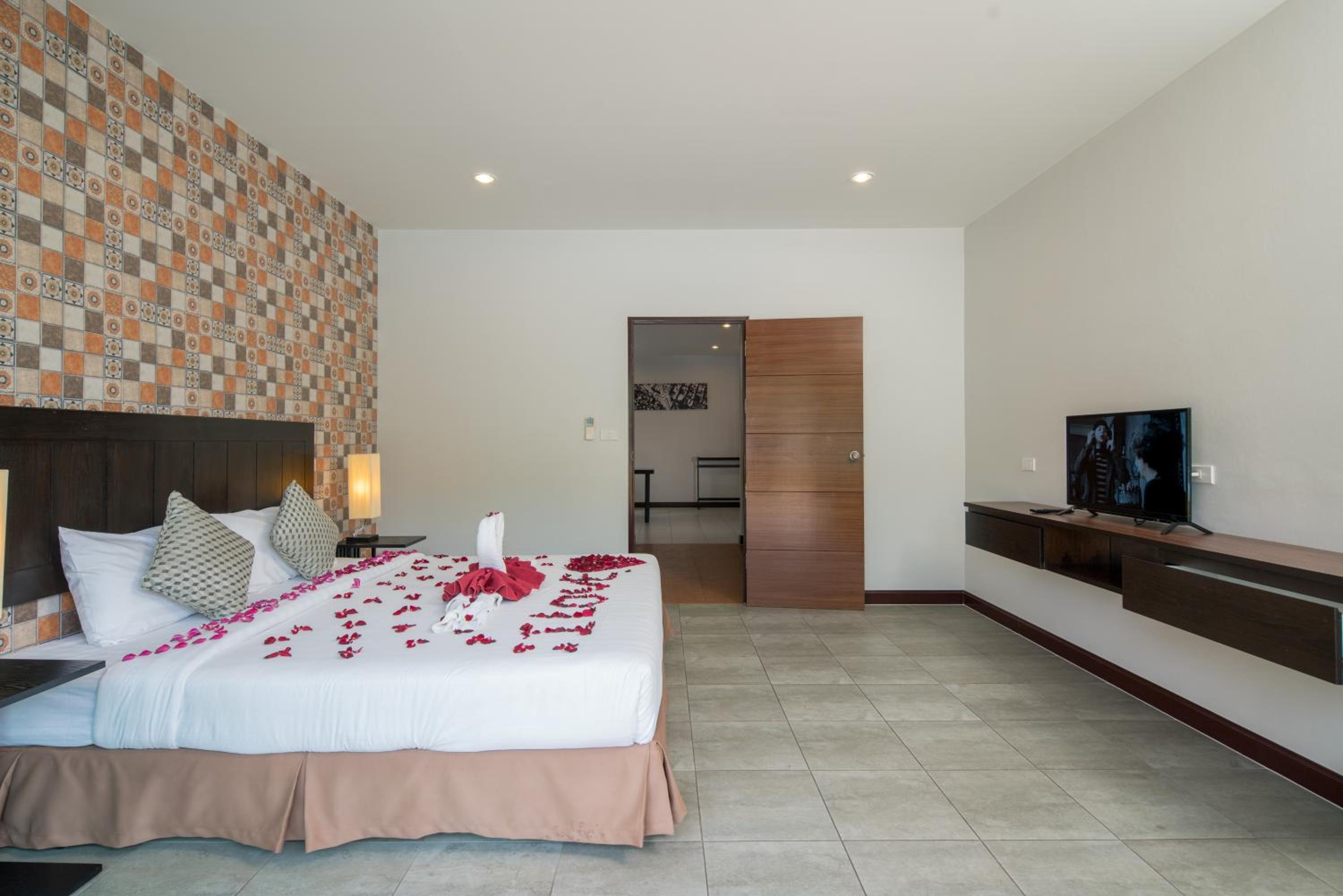 Deluxe 1 Bedroom Apartment - Photo 3