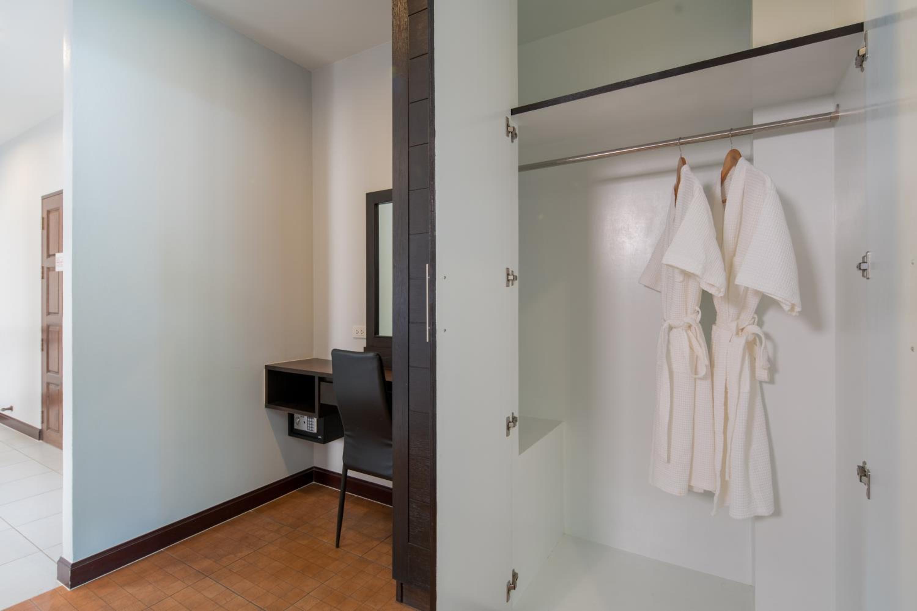 Deluxe 1 Bedroom Apartment - Photo 2