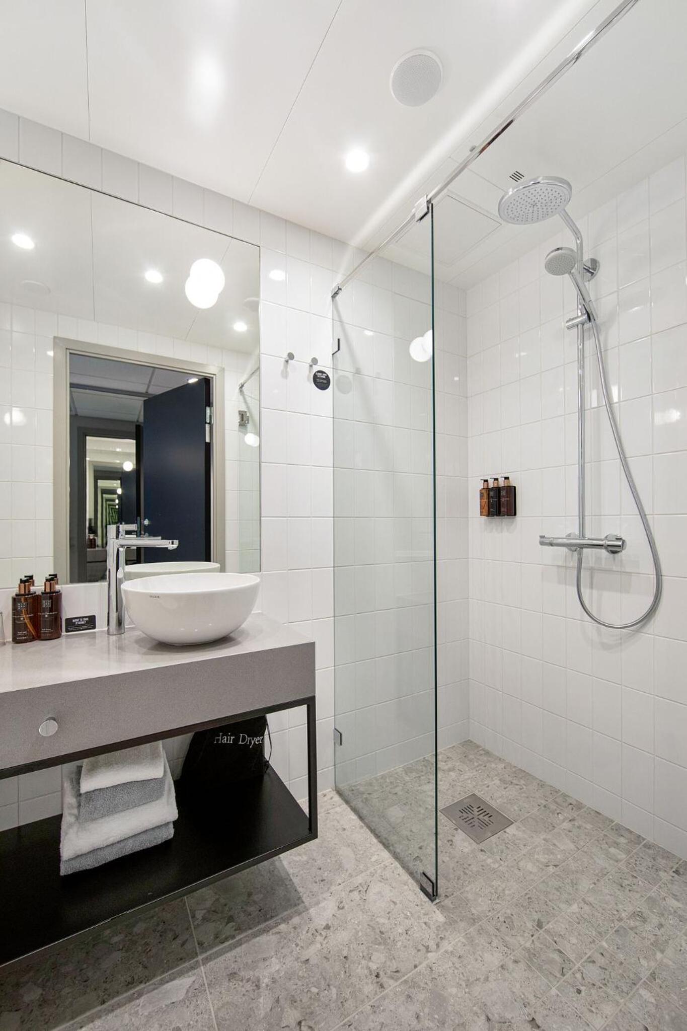 Standard Double Room - Photo 12