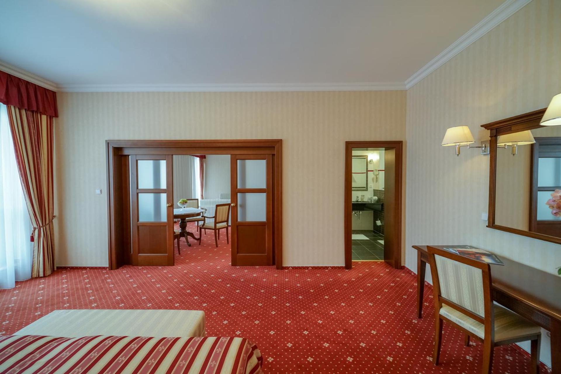 Deluxe Grand Suite with Balcony and Valley View photo 3