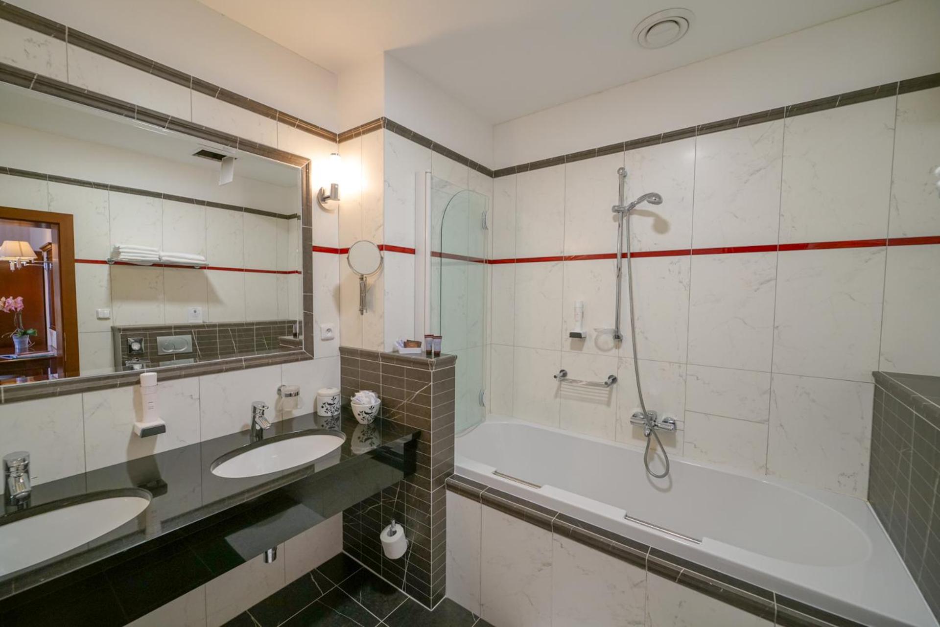 Deluxe Grand Suite with Balcony and Valley View photo 2