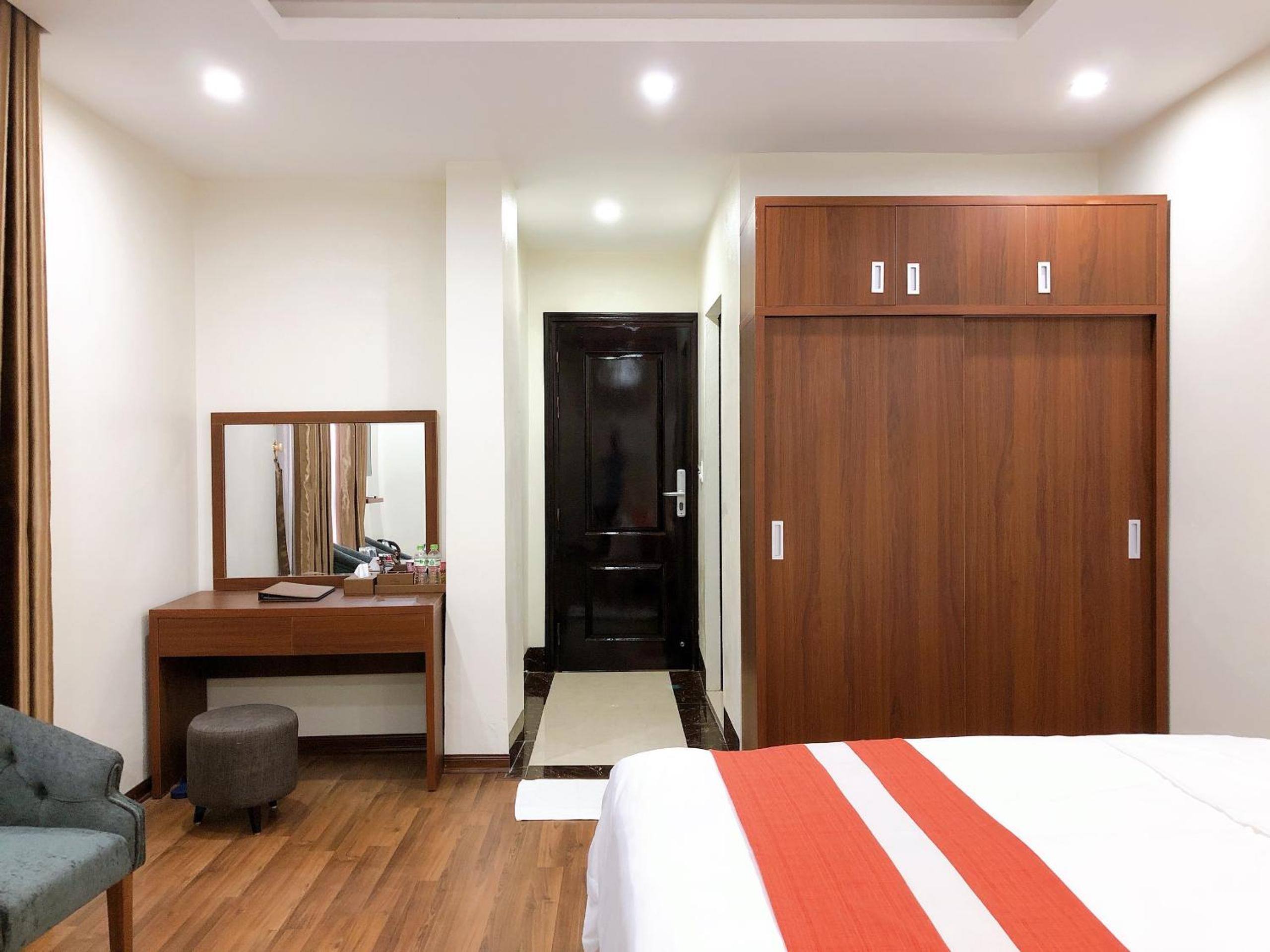 Deluxe Queen Room with Two Queen Beds - Photo 7