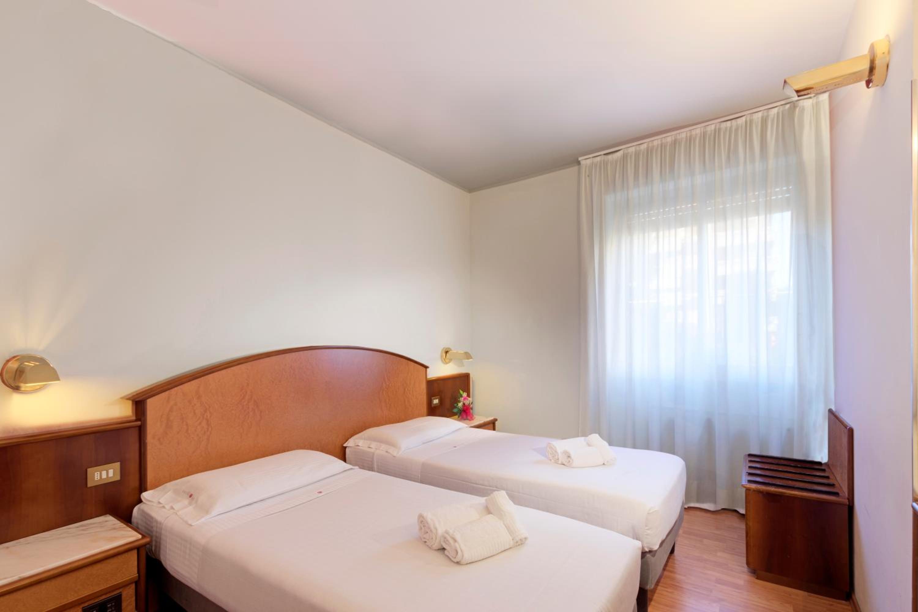 Economy Twin Room - Photo 1