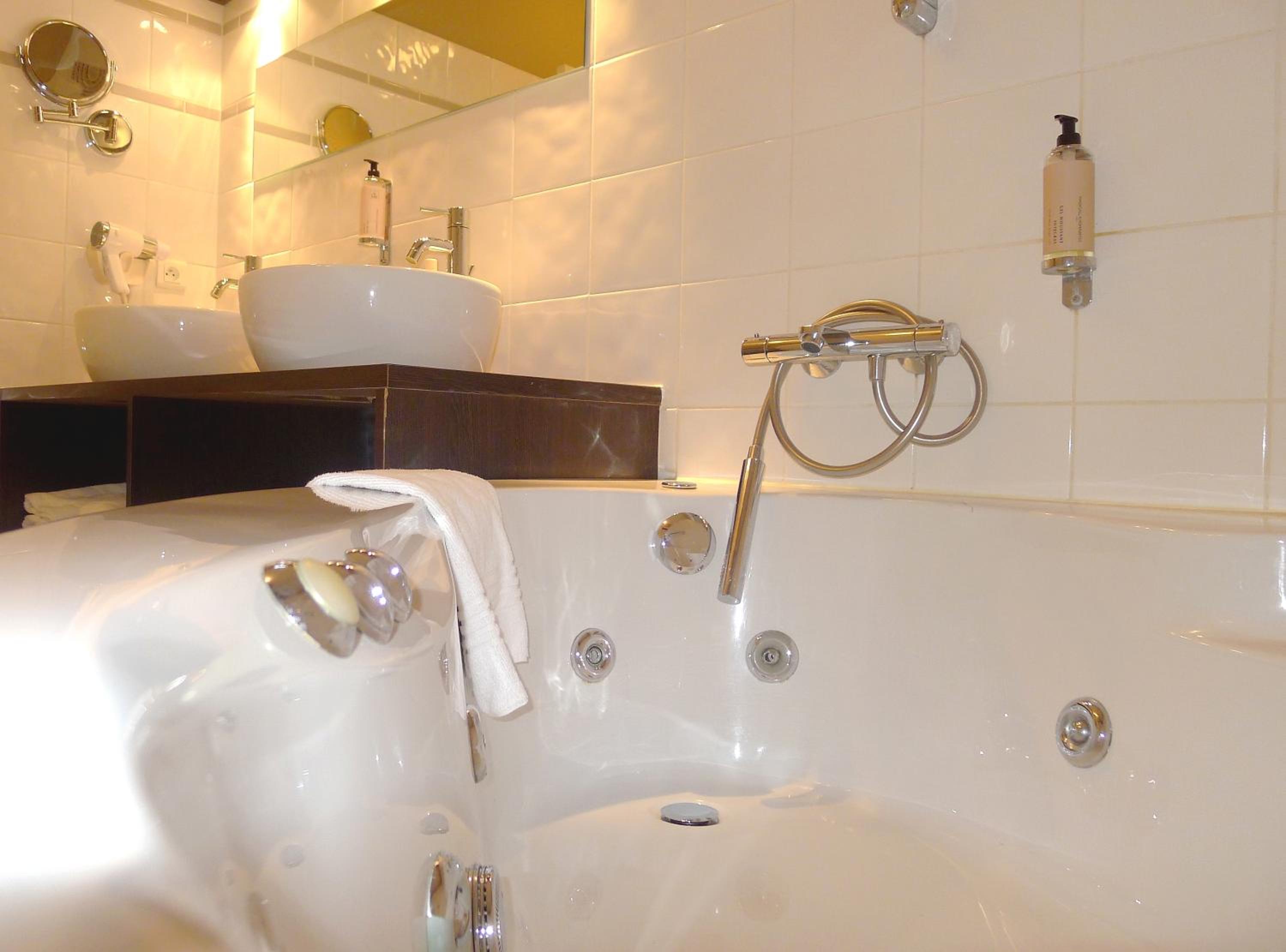 Suite - Photo 7