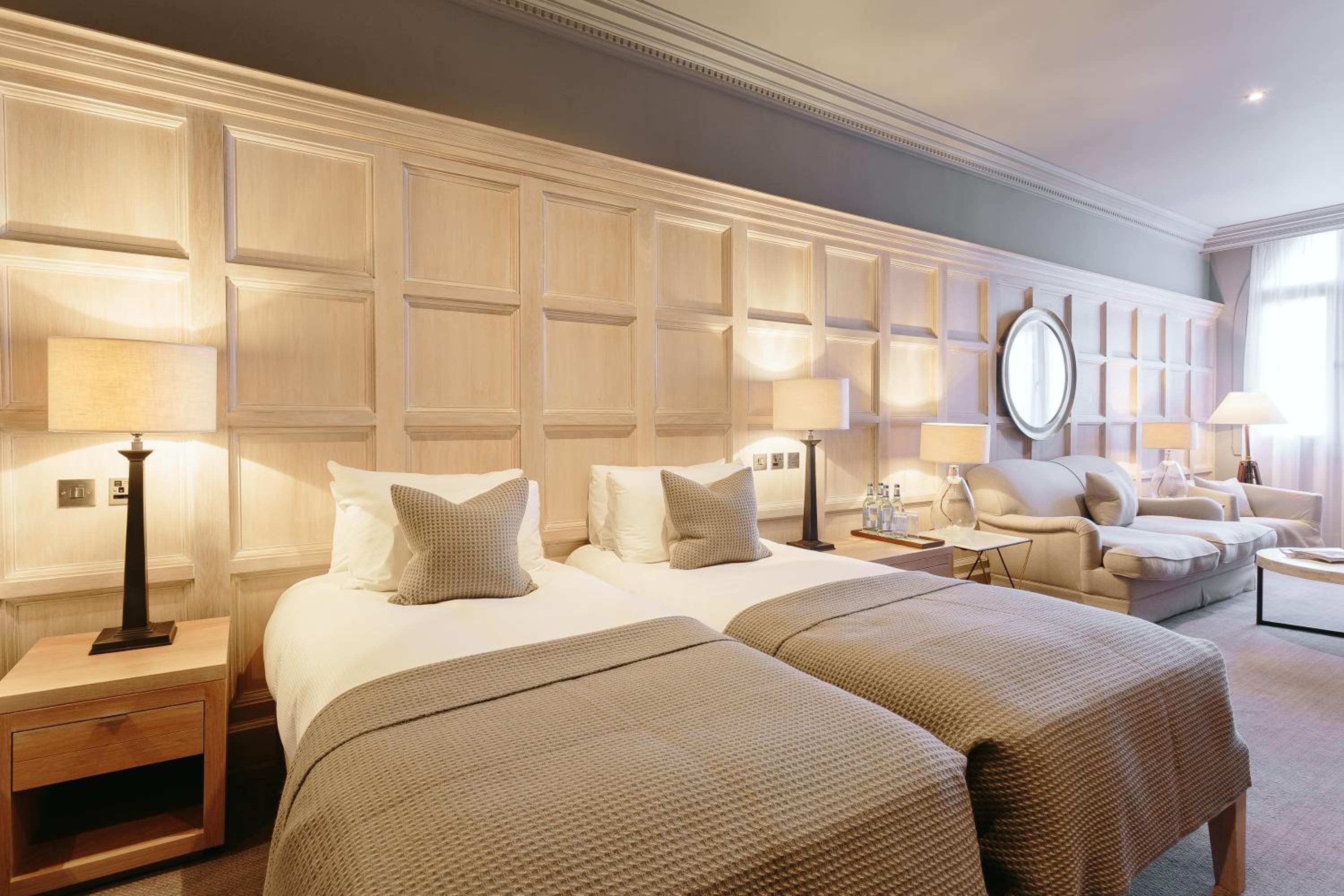 Feature Family Room thumbnail 6