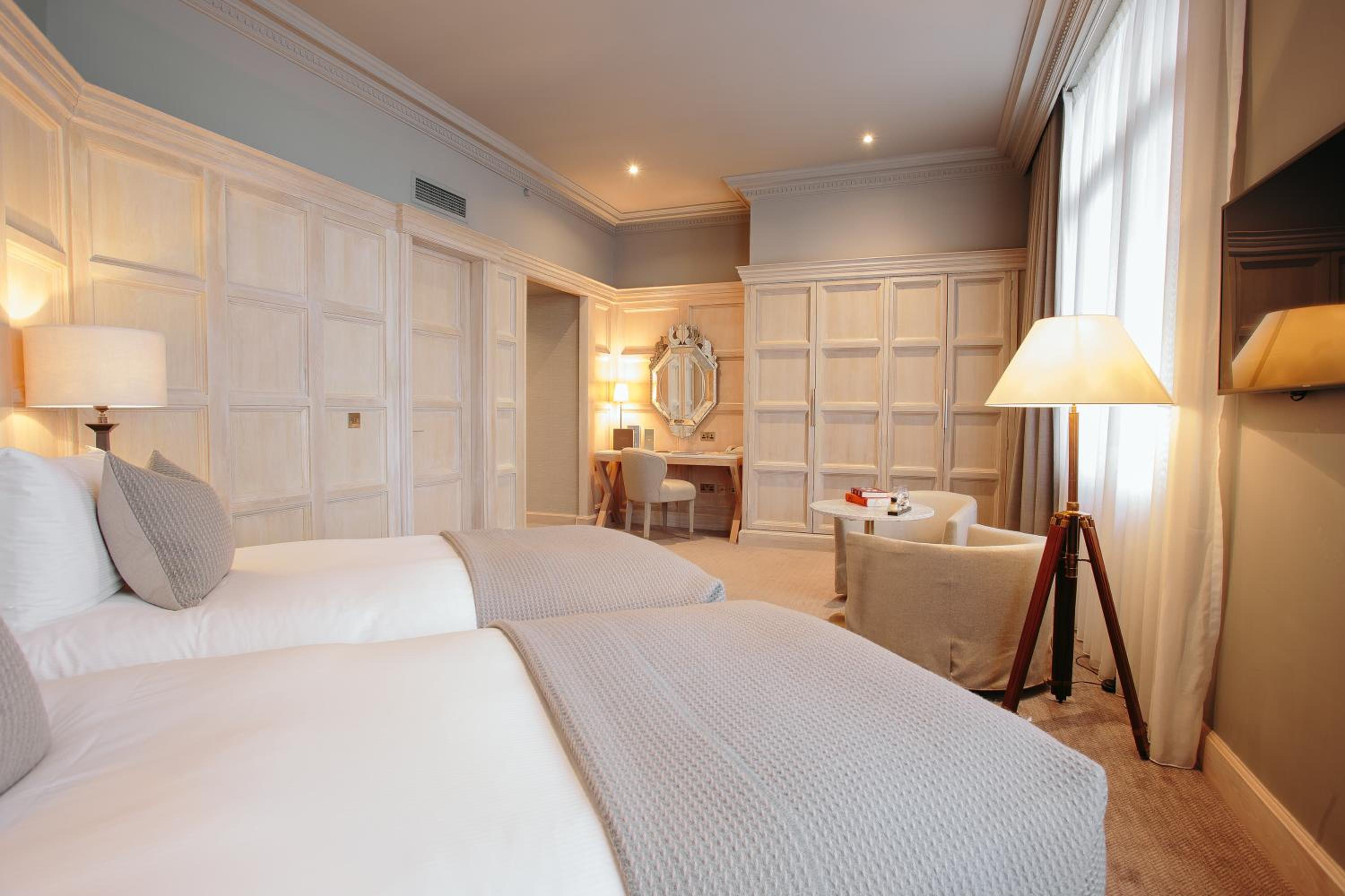 Director Double or Twin Room - Photo 12