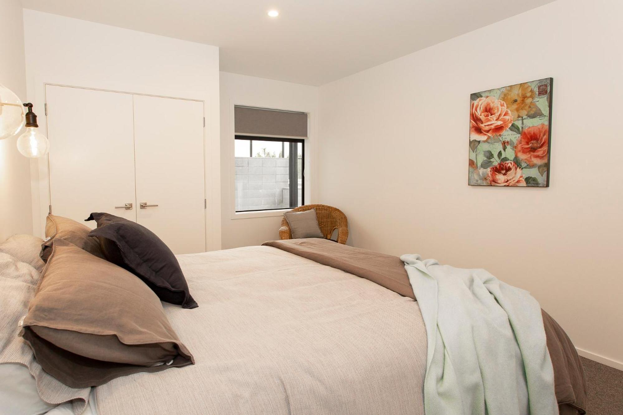Apartment with Lake View - Photo 9