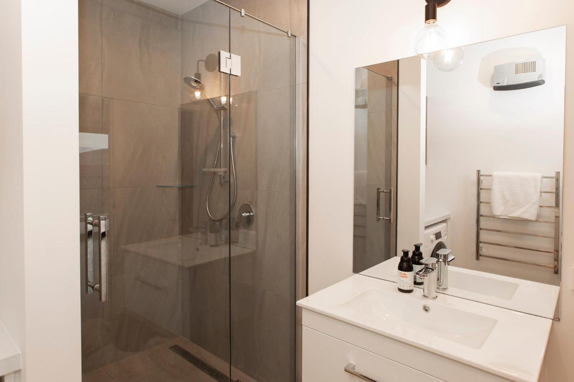 Apartment with Lake View - Photo 7