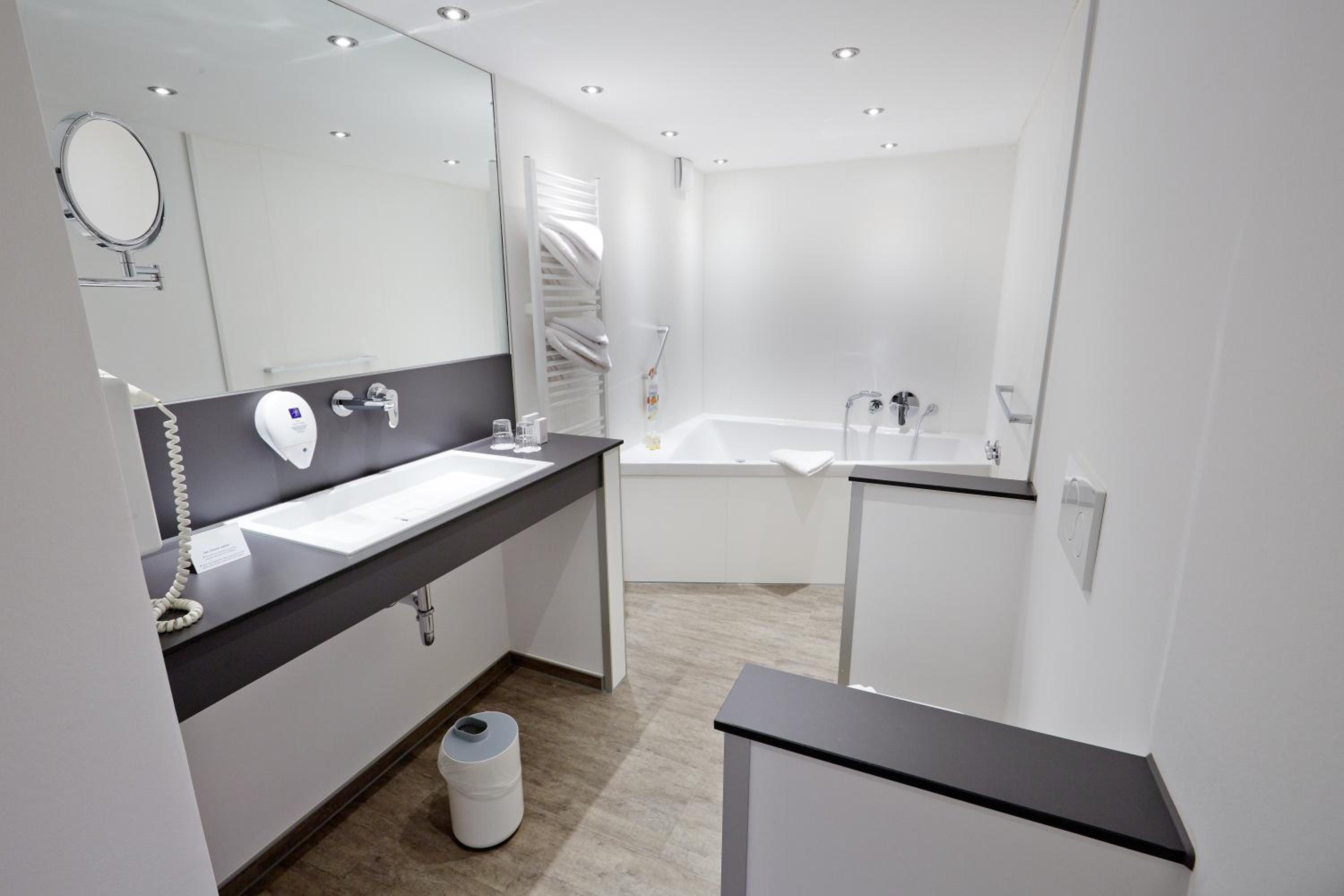 Suite - Photo 12