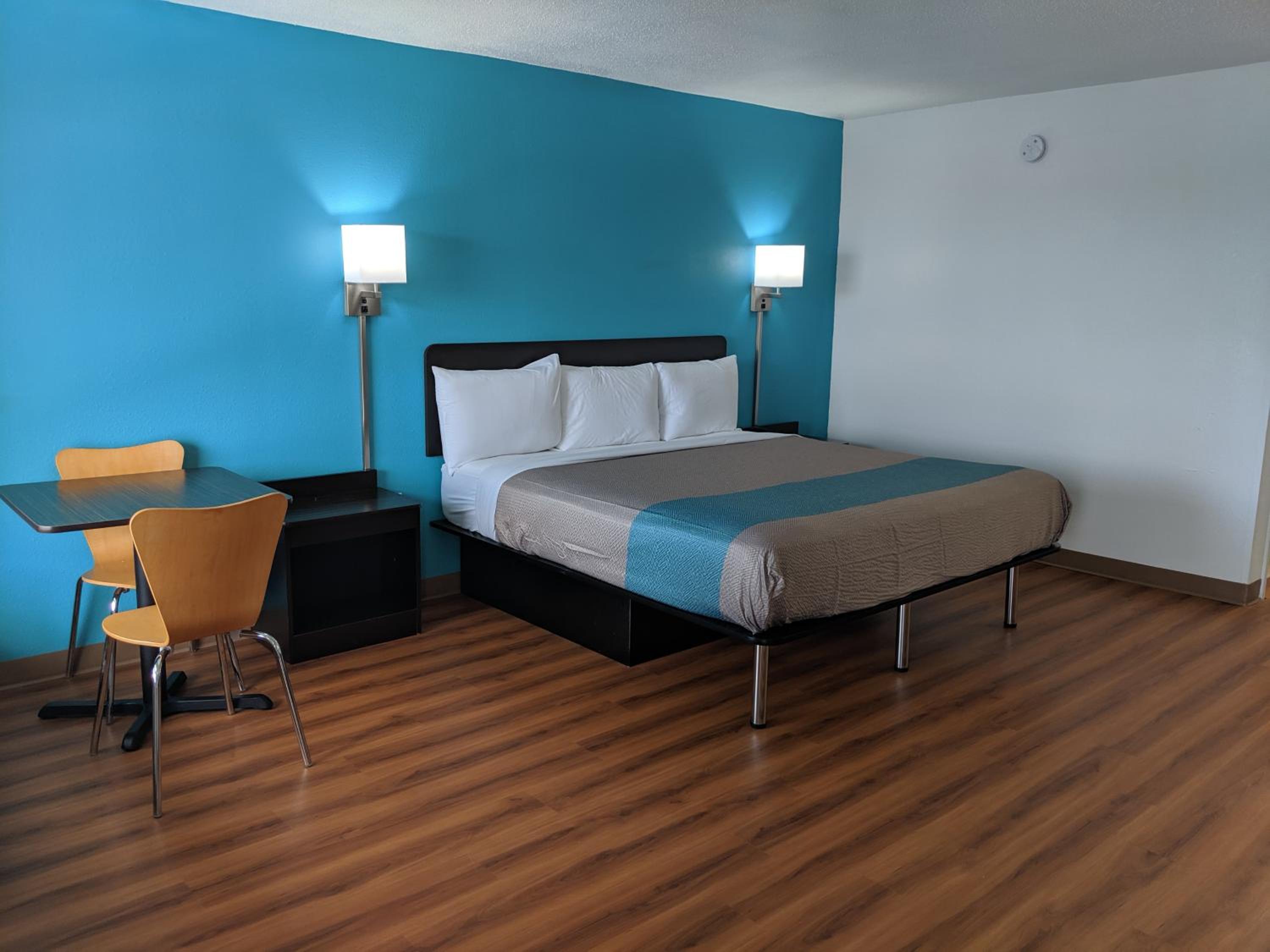 King Room with Roll-in Shower - Disability Access - Non-Smoking - Photo 4