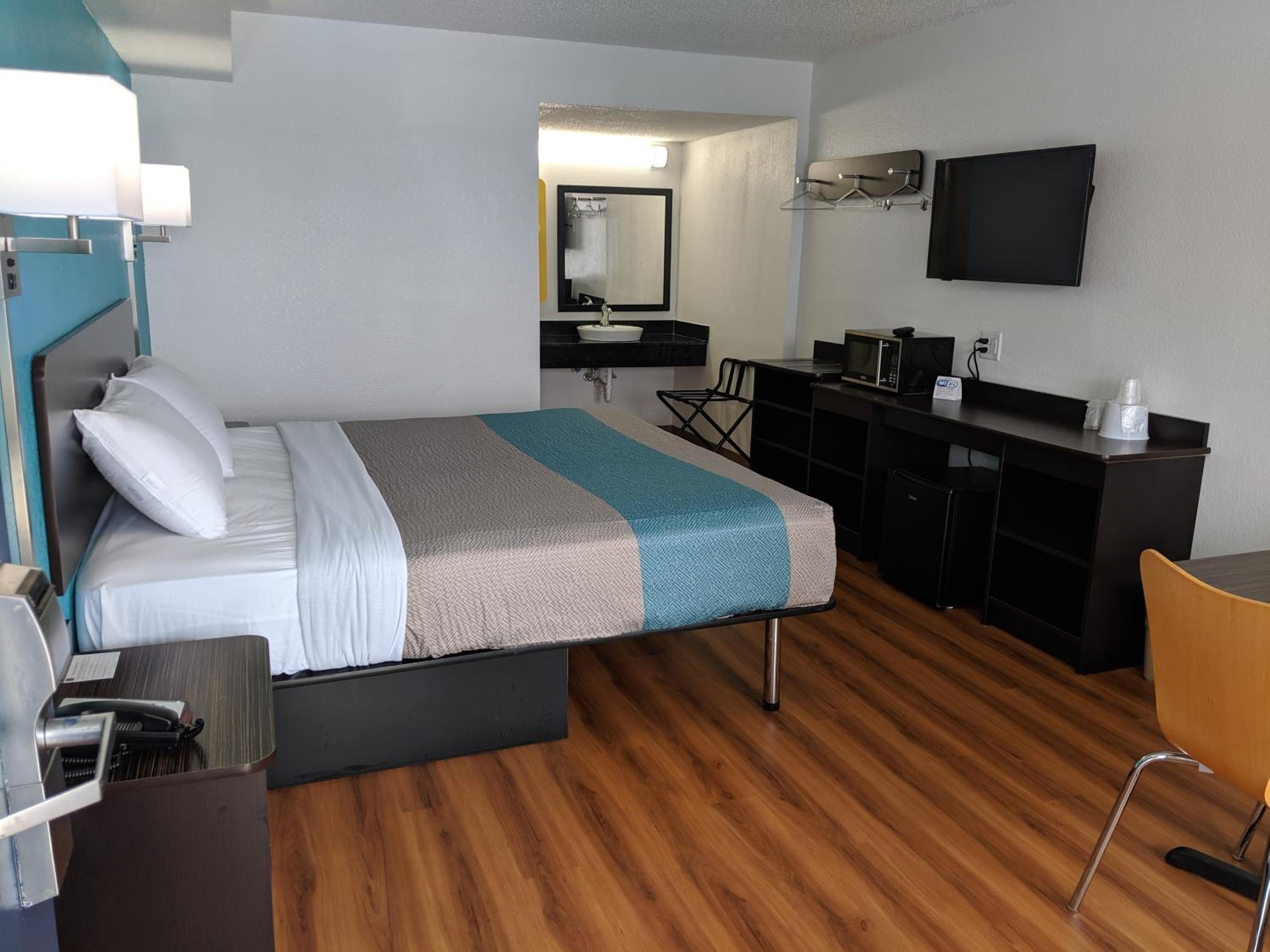 King Room with Roll-in Shower - Disability Access - Non-Smoking - Photo 6