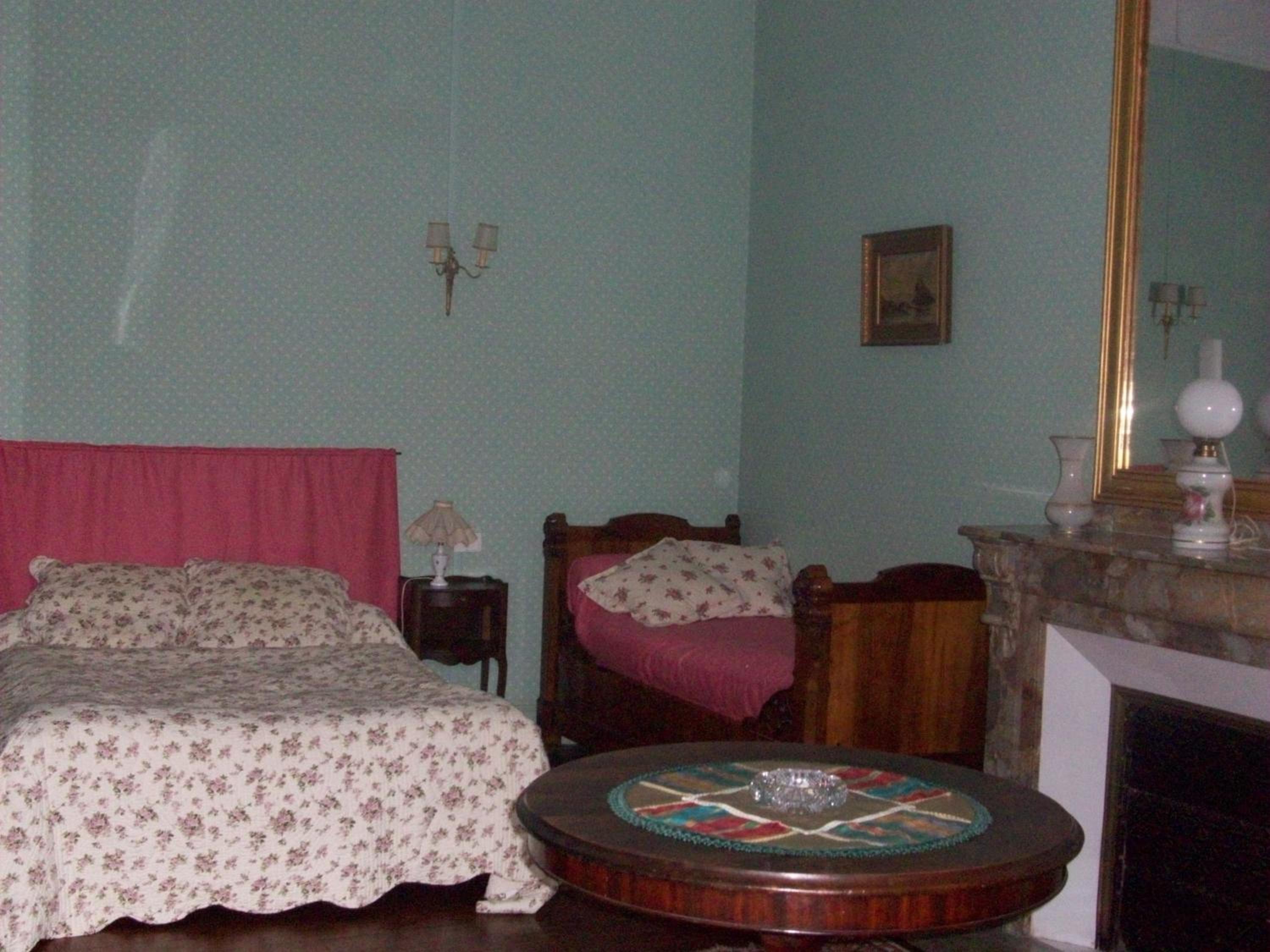 Esclamonde Family Room photo 2