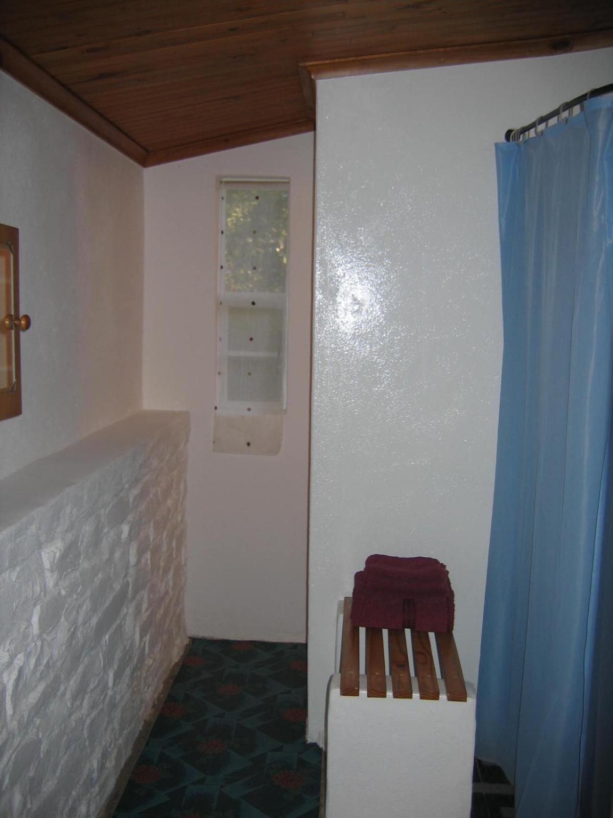 One-Bedroom House - Photo 9