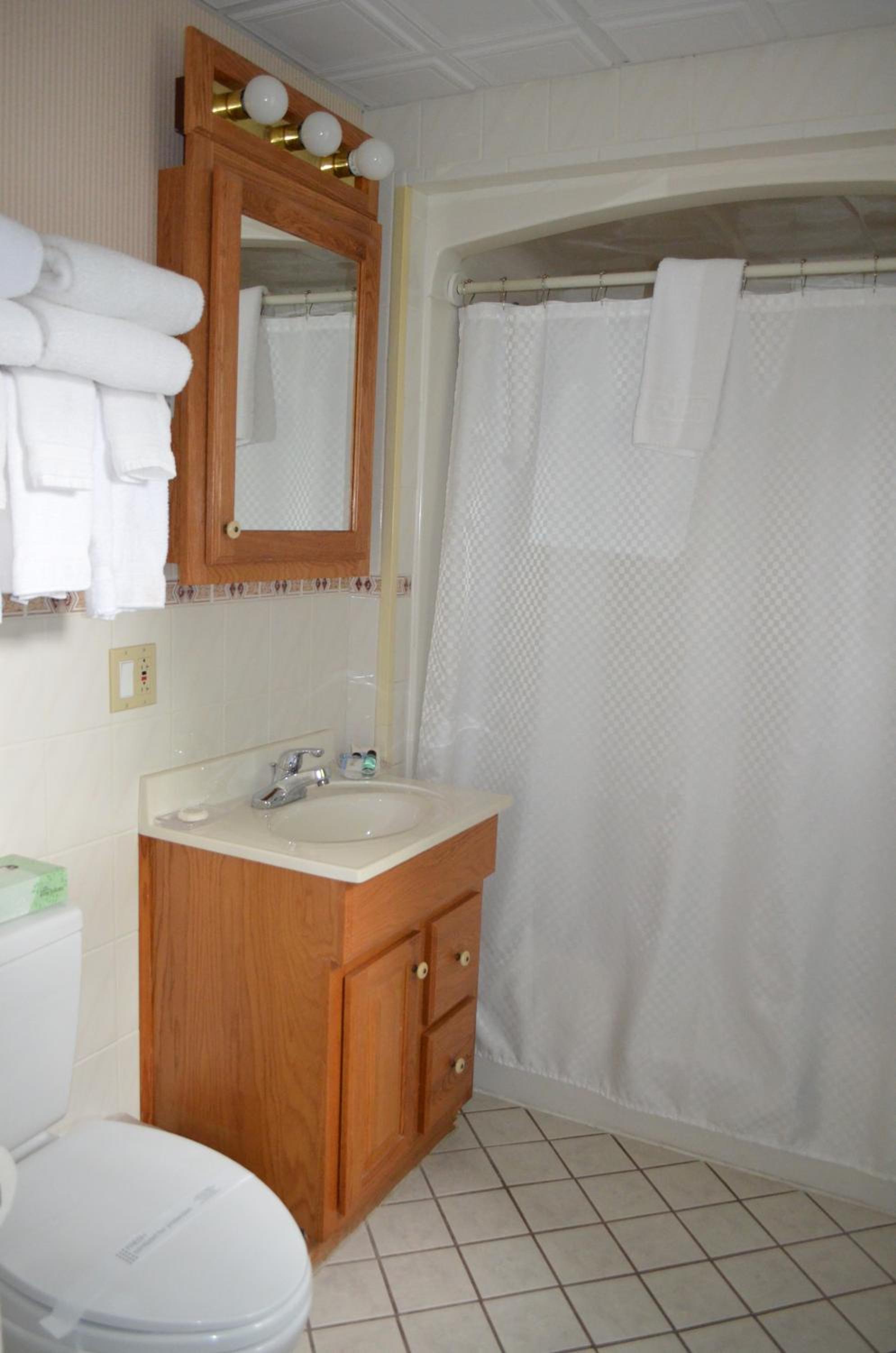 Standard Queen Room with Two Queen Beds photo 2