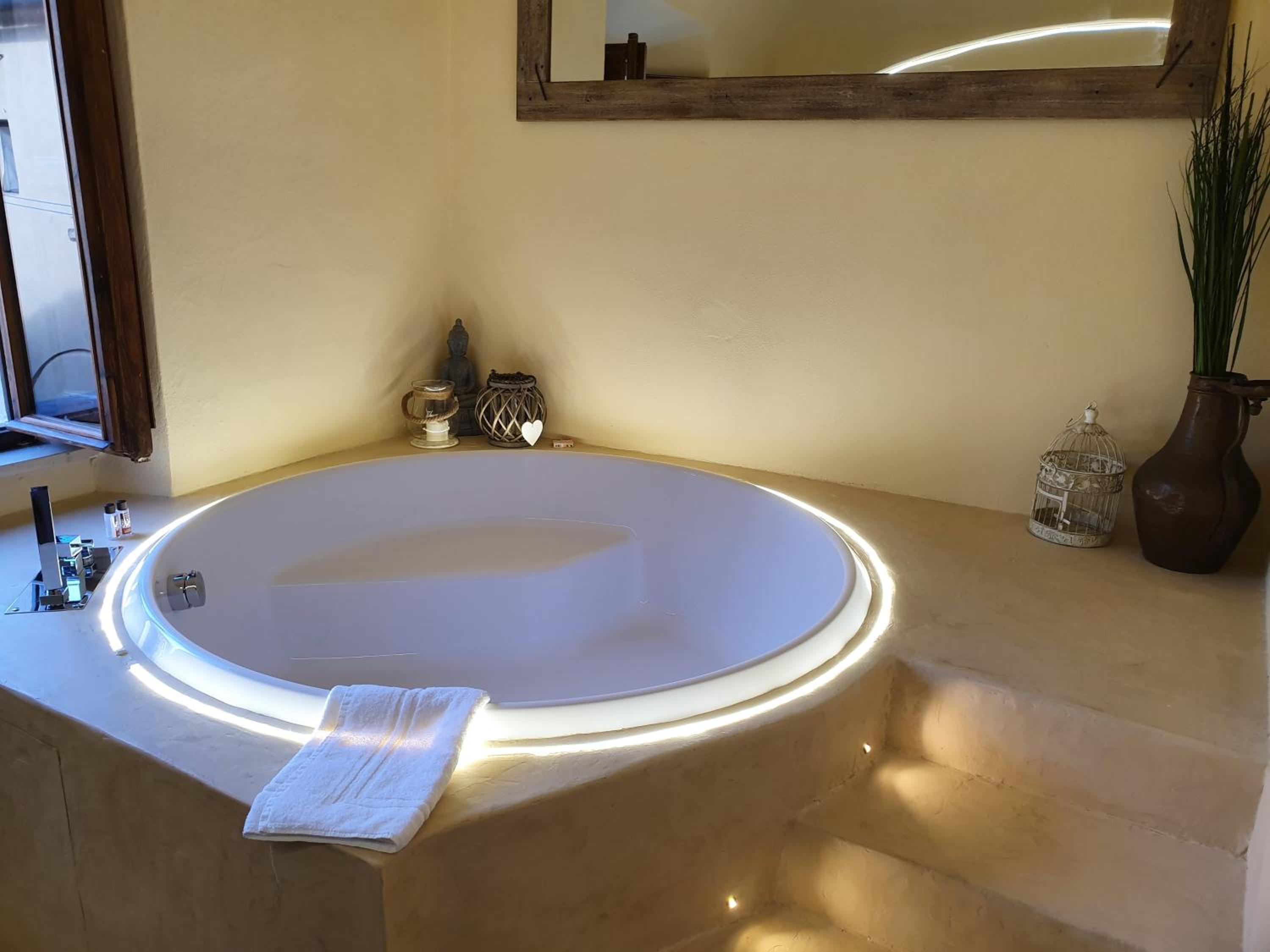 Suite with Spa Access - Photo 16