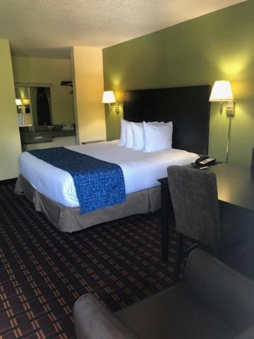 King Room - Non-Smoking - Photo 2