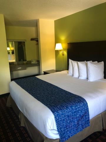 King Room - Non-Smoking - Photo 3