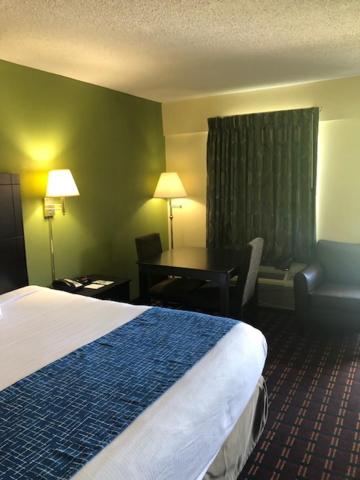 King Room - Non-Smoking - Photo 1