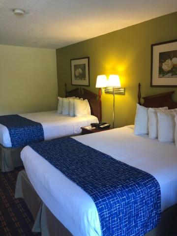 Queen Room with Two Queen Beds - Non-Smoking - Photo 1