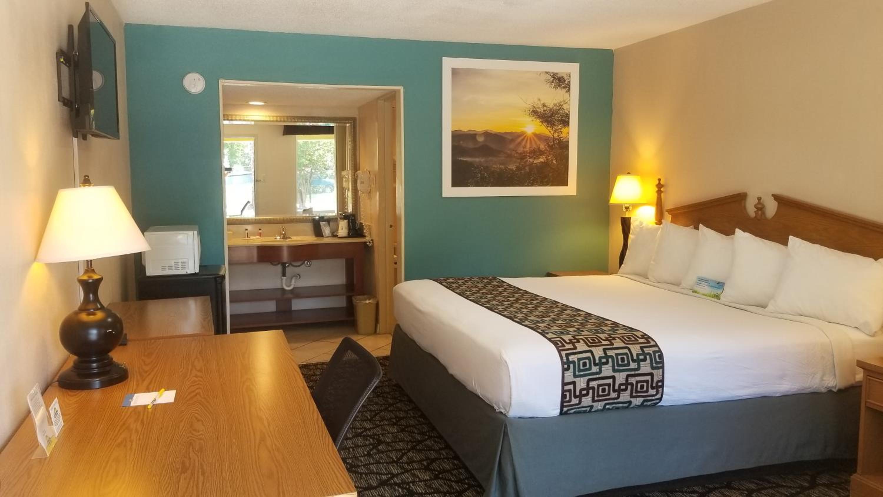 Queen Room - Mobility Access/Non-Smoking photo 2