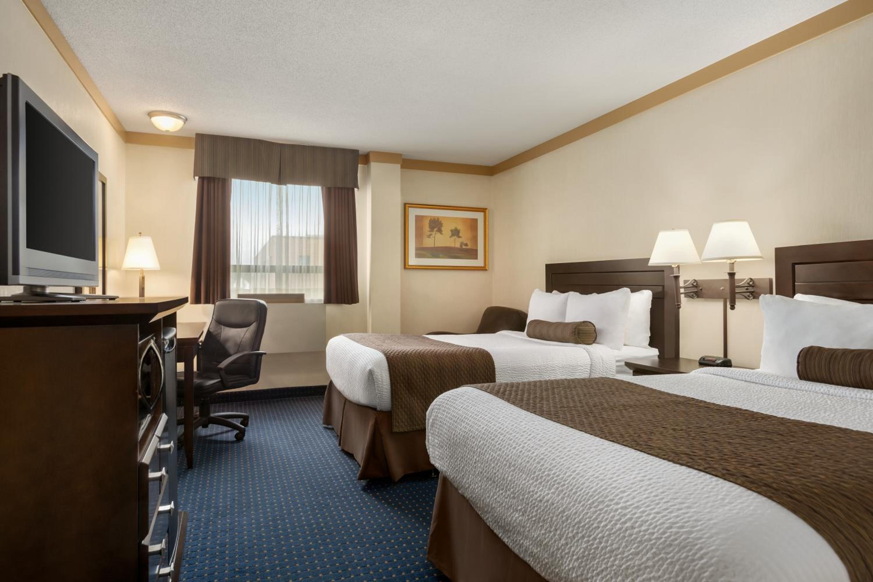 Deluxe Queen Room with Two Queen Beds - Non-Smoking - Photo 1