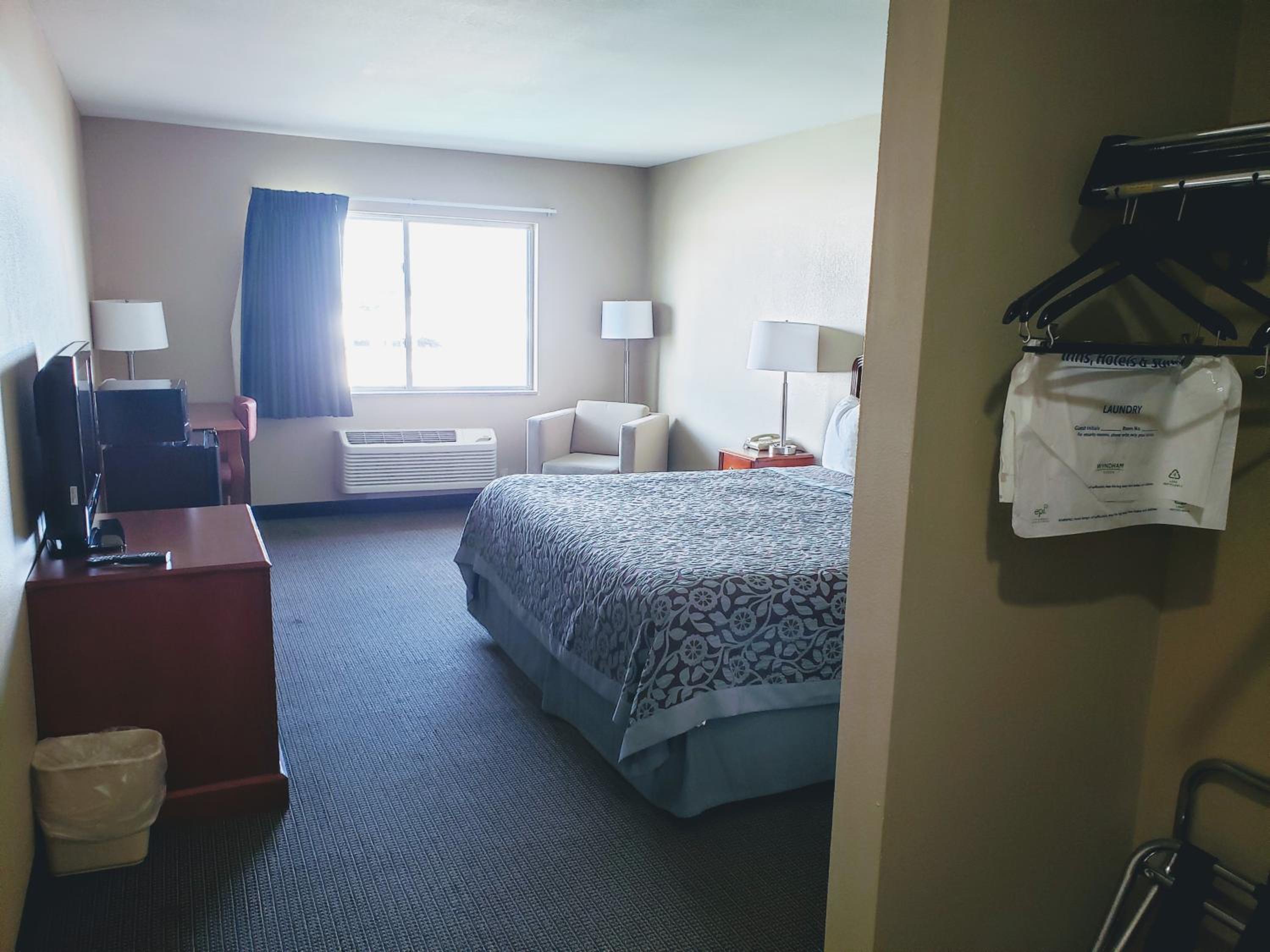 King Room - Non-Smoking - Photo 5