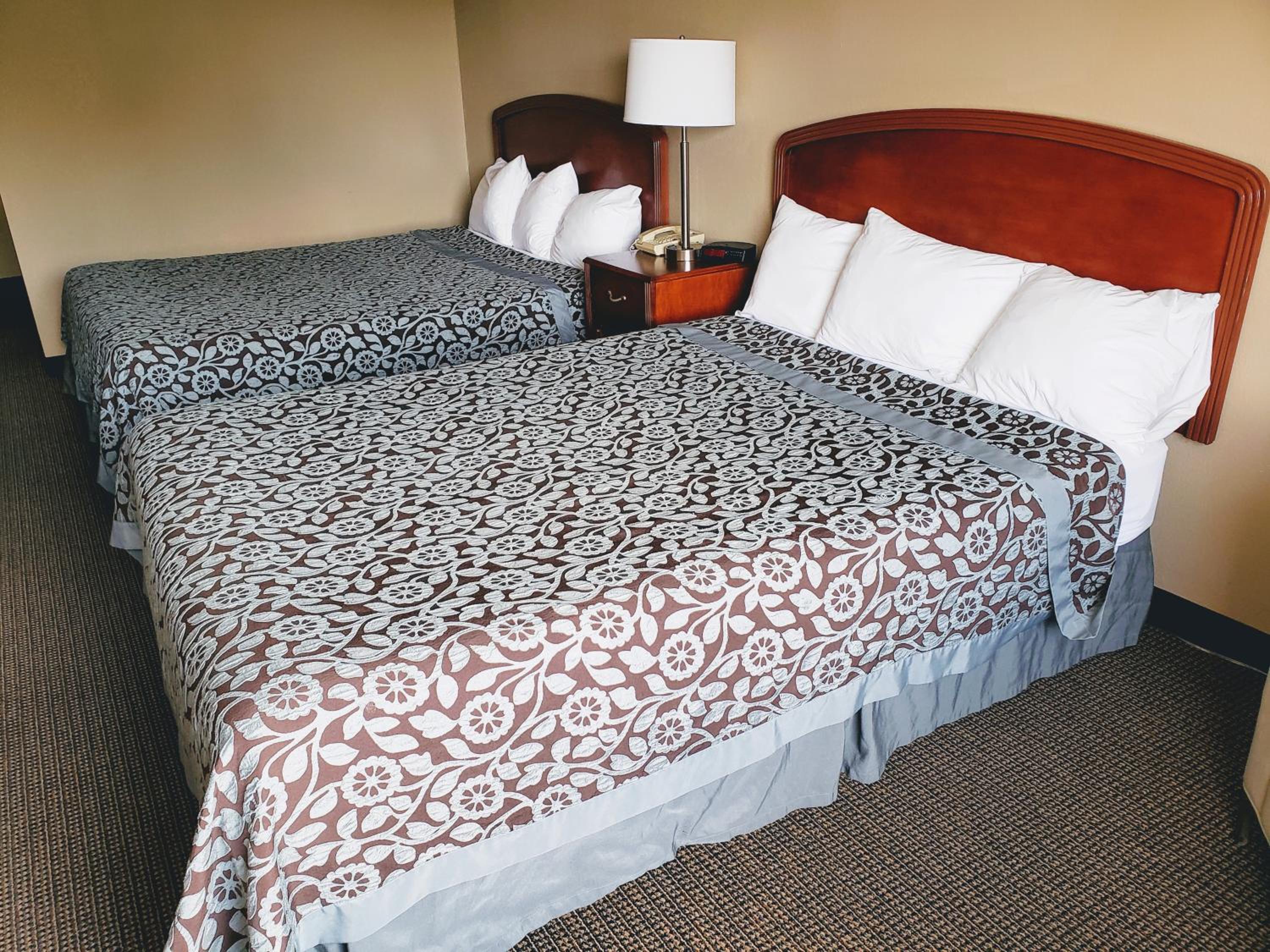 Queen Room with Two Queen Beds - Non-Smoking - Photo 3