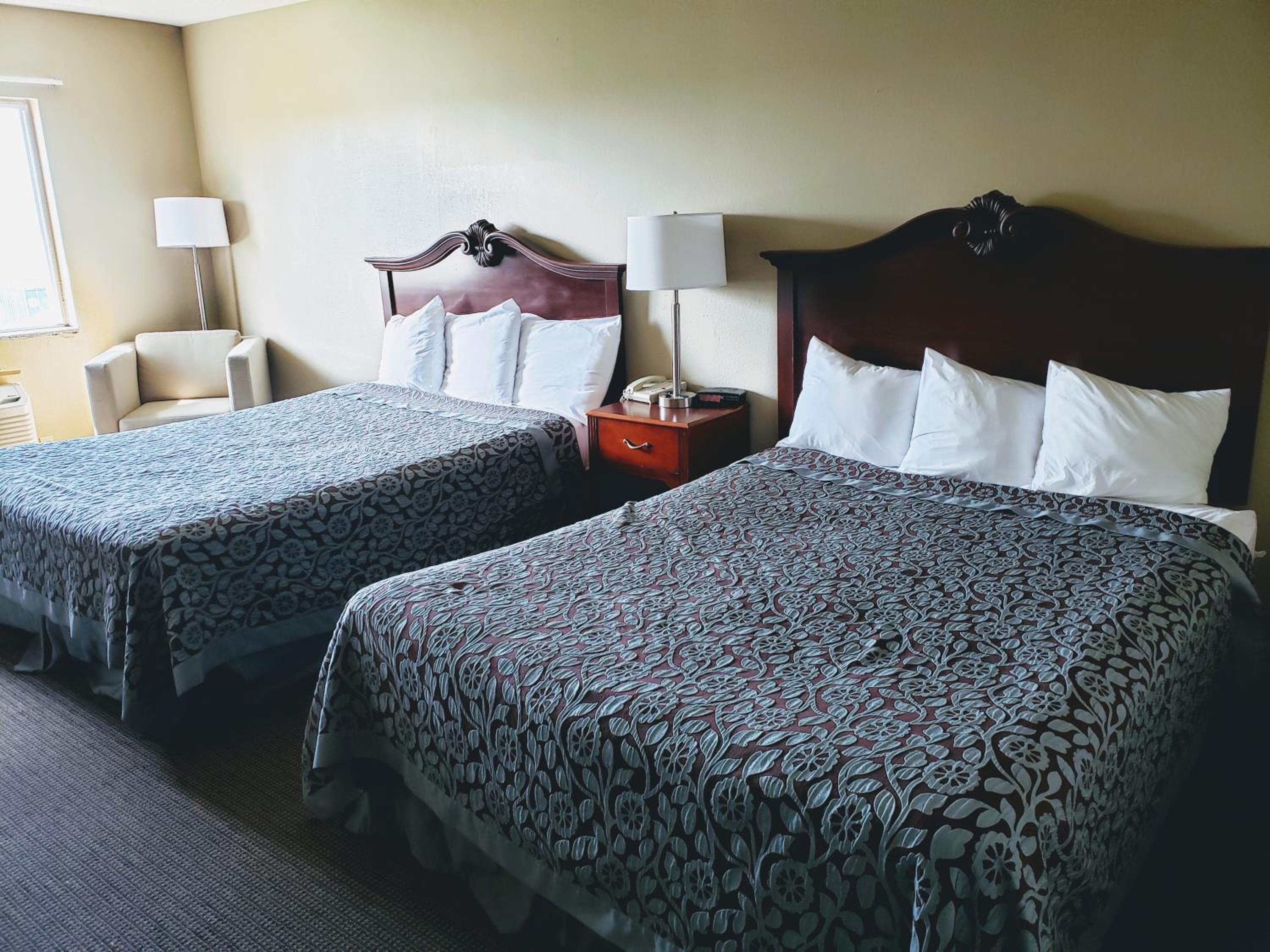 Queen Room with Two Queen Beds - Non-Smoking - Photo 2