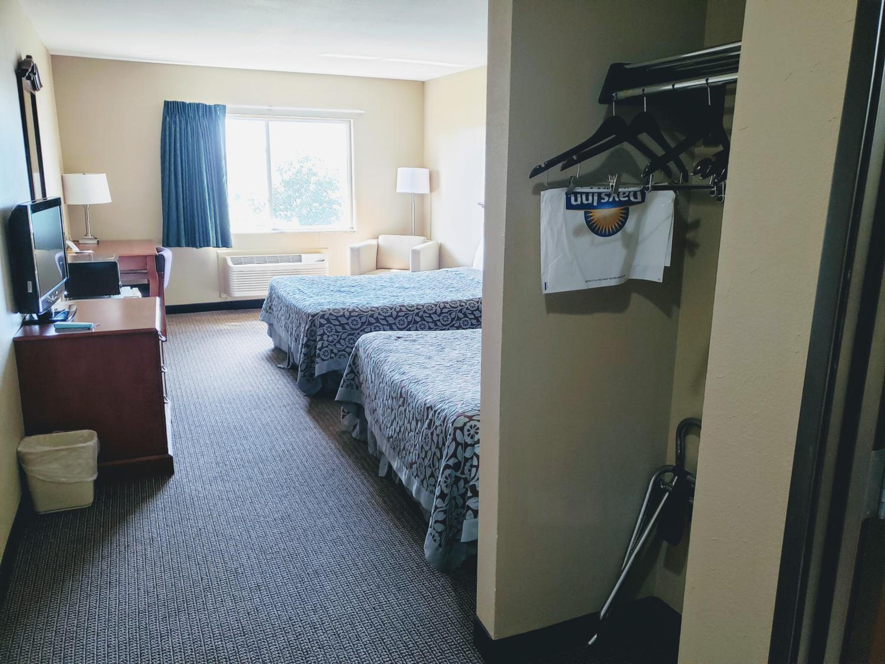 Queen Room with Two Queen Beds - Non-Smoking - Photo 4