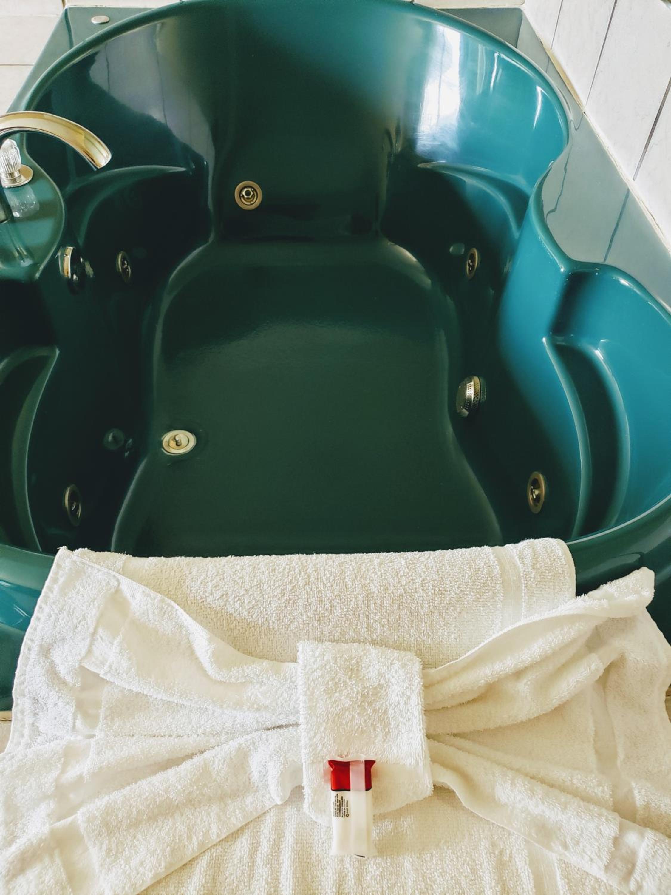 1 King Bed, Studio Suite, Hot Tub, Non-Smoking - Photo 3