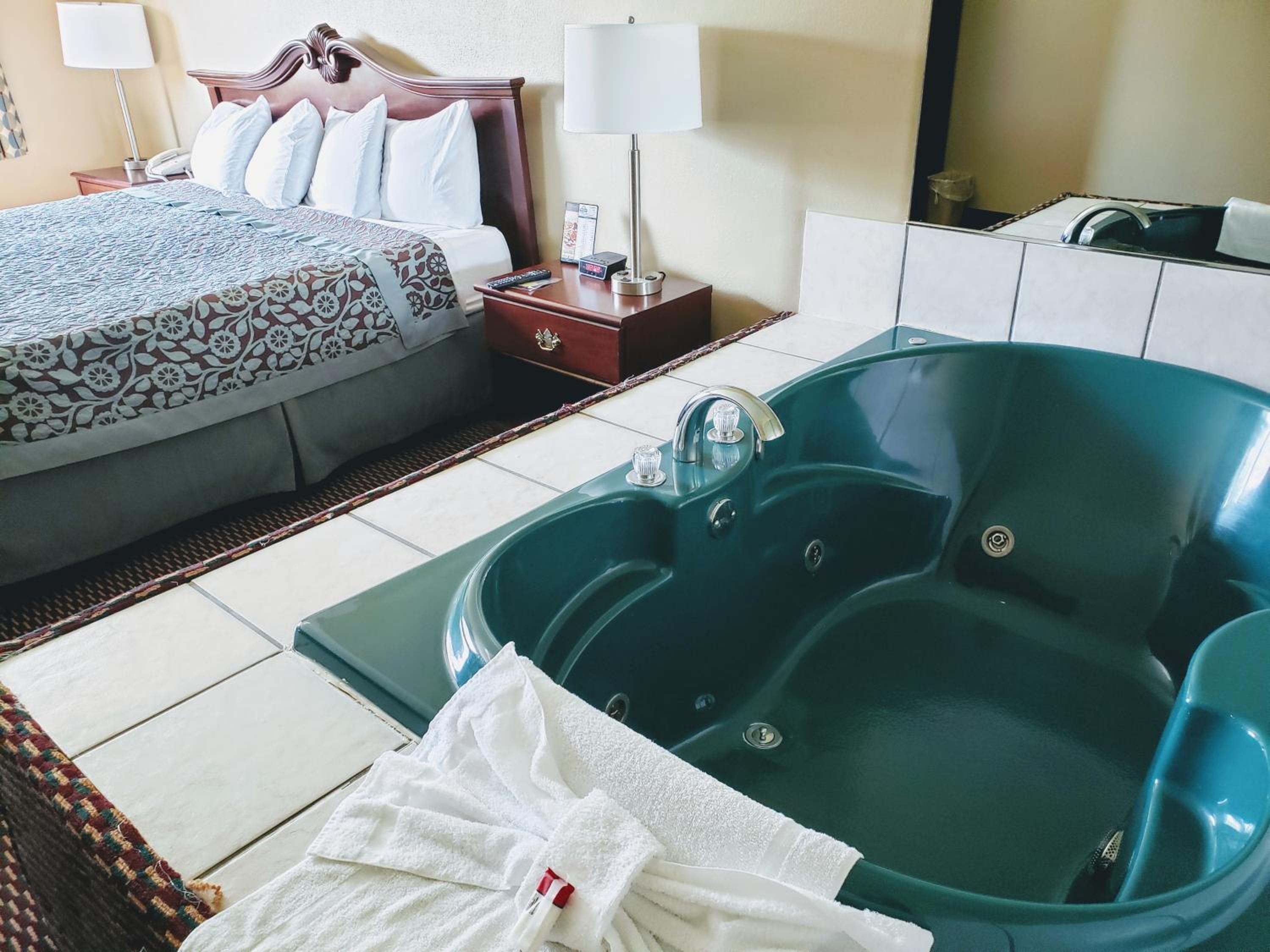 1 King Bed, Studio Suite, Hot Tub, Non-Smoking - Photo 4