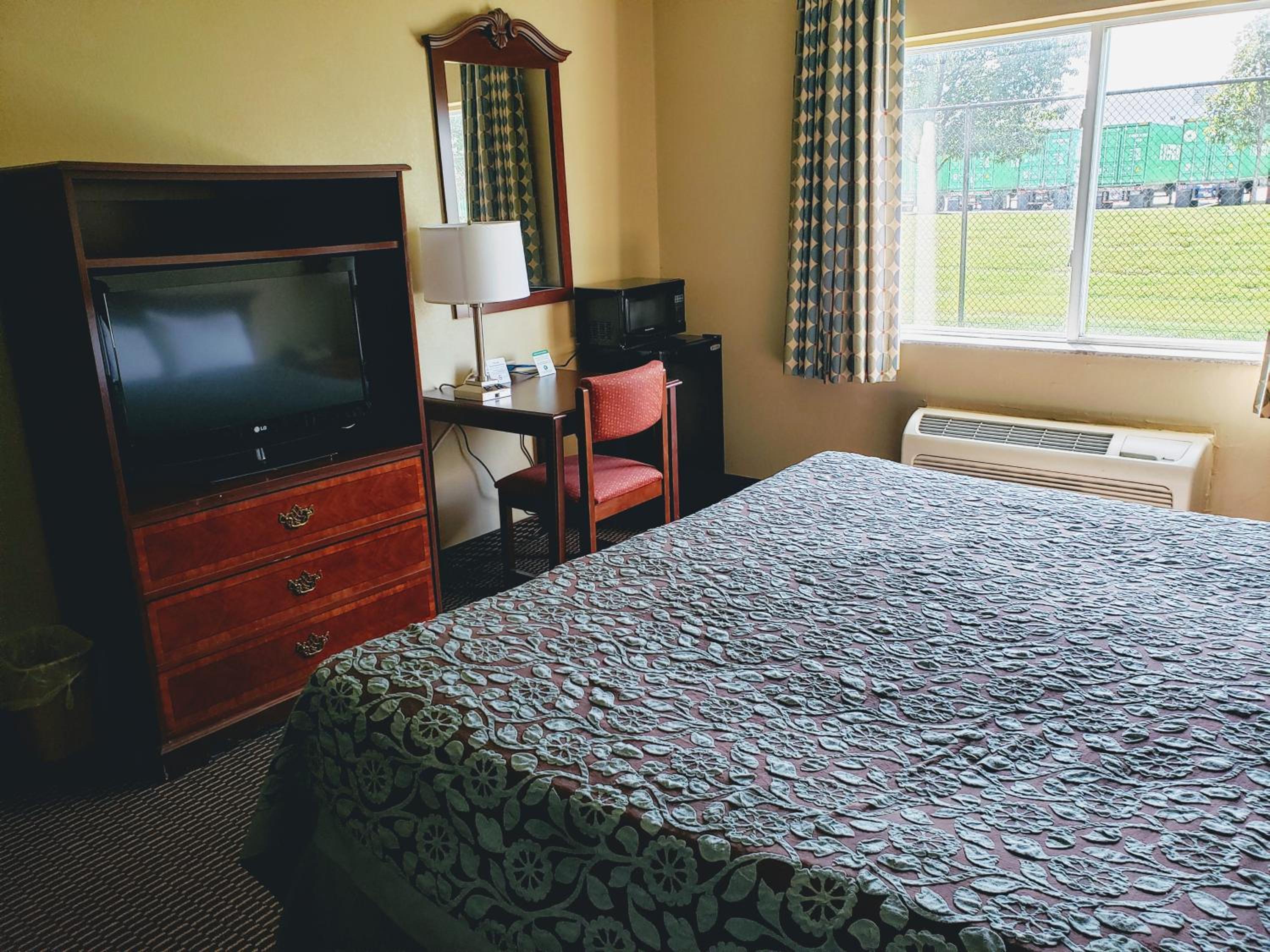 1 King Bed, Studio Suite, Hot Tub, Non-Smoking - Photo 5