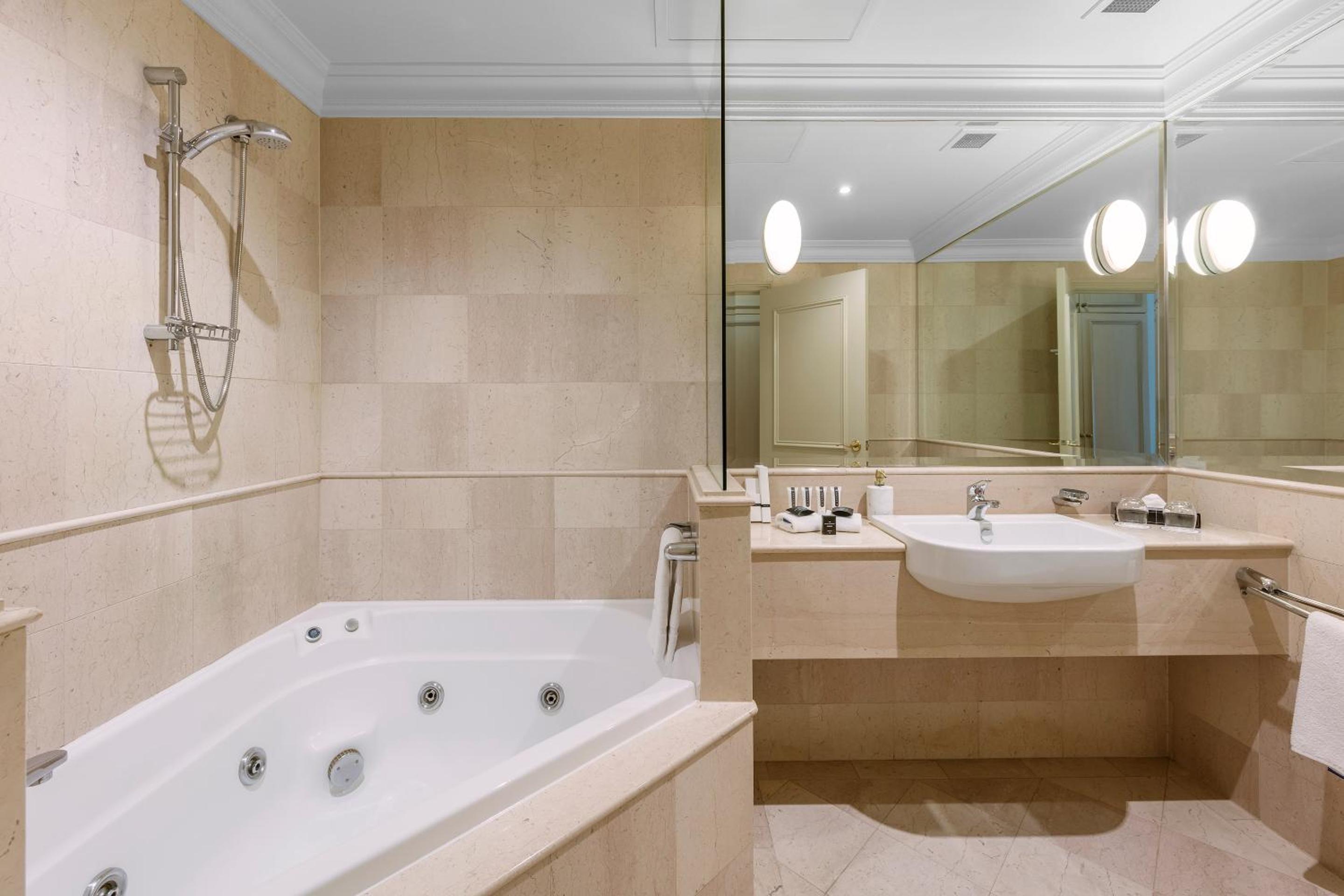 Deluxe Room with Spa Bath - Photo 4