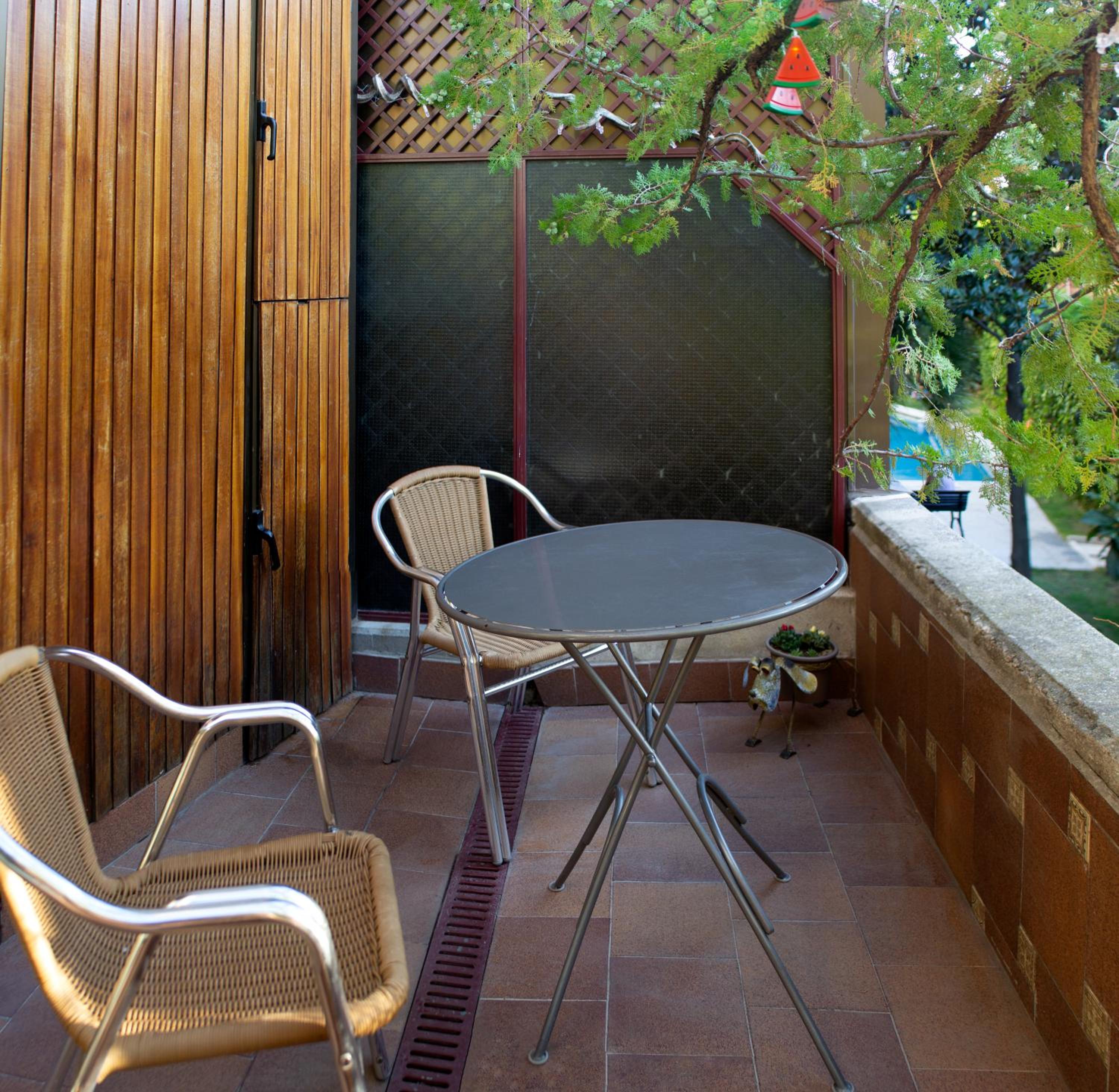 Studio Apartment - Photo 23